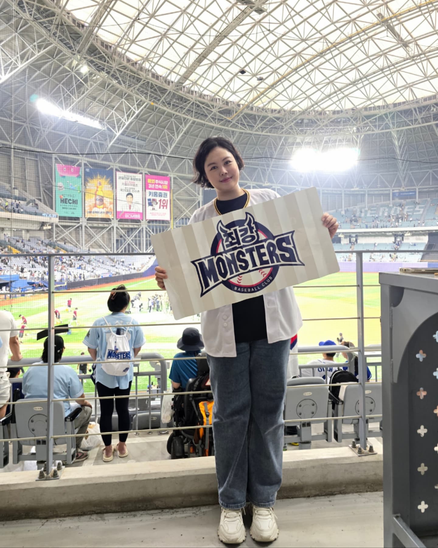 드디어 #최강야구직관 ⚾️
그것도 #최강몬스터즈클럽석 !!
에서도 맨 앞줄 1열!! 홈 바로 뒤!!

우리 부부 월요일마다 꼭 챙겨보는 #최강야구 , 팬이다 이말이야~

야구 티켓 2장 가격이 너무 비싸긴 했지만😢
정말 코앞에서 좋아하는 선수들 실컷보고
소리치면 선수들이 듣고 인사해주는 그런 자리였기에 만족!!

소원성취 시켜줘서 고마워 신랑 jjjangga_ ❤️

#야구 #야구장 #고척스카이돔 #sund811 #몬스터즈