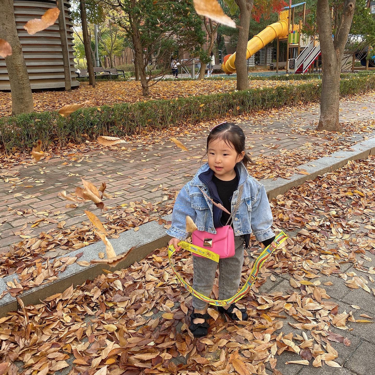 #48개월 #32개월아기 🍂

강아지 너무 좋아하는데 똥 못치운다고 집에서 키우자는 말은 절대 안하는 로로자매ㅋㅋㅋㅋㅋㅋㅋㅋㅋㅋㅋㅋ
매우 #현실적인 #딸둘
