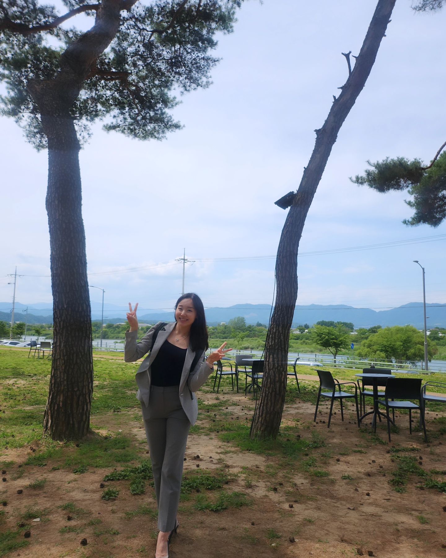 (생존신고)
강원도 외근 가는 날은 일단 그냥 기분이 좋음.
강원대 농생대가서 감자랑 블루베리 산도 측정해주고 호다닥 튀어나와서 옥수수커피 냠냠 ^ㅅ^
소울로스터리의 초록초록한 소나무 덕분이 완전 힐링되는데
정장에 거북이 노트북가방 이고 온 사람은 나뿐이었던 슬픈 직장인 도비....

#강원도 #강원도출장 #직장인스타그램 #소울로스터리 #옥수수커피🌽 #영업중 #춘천 #춘천카페