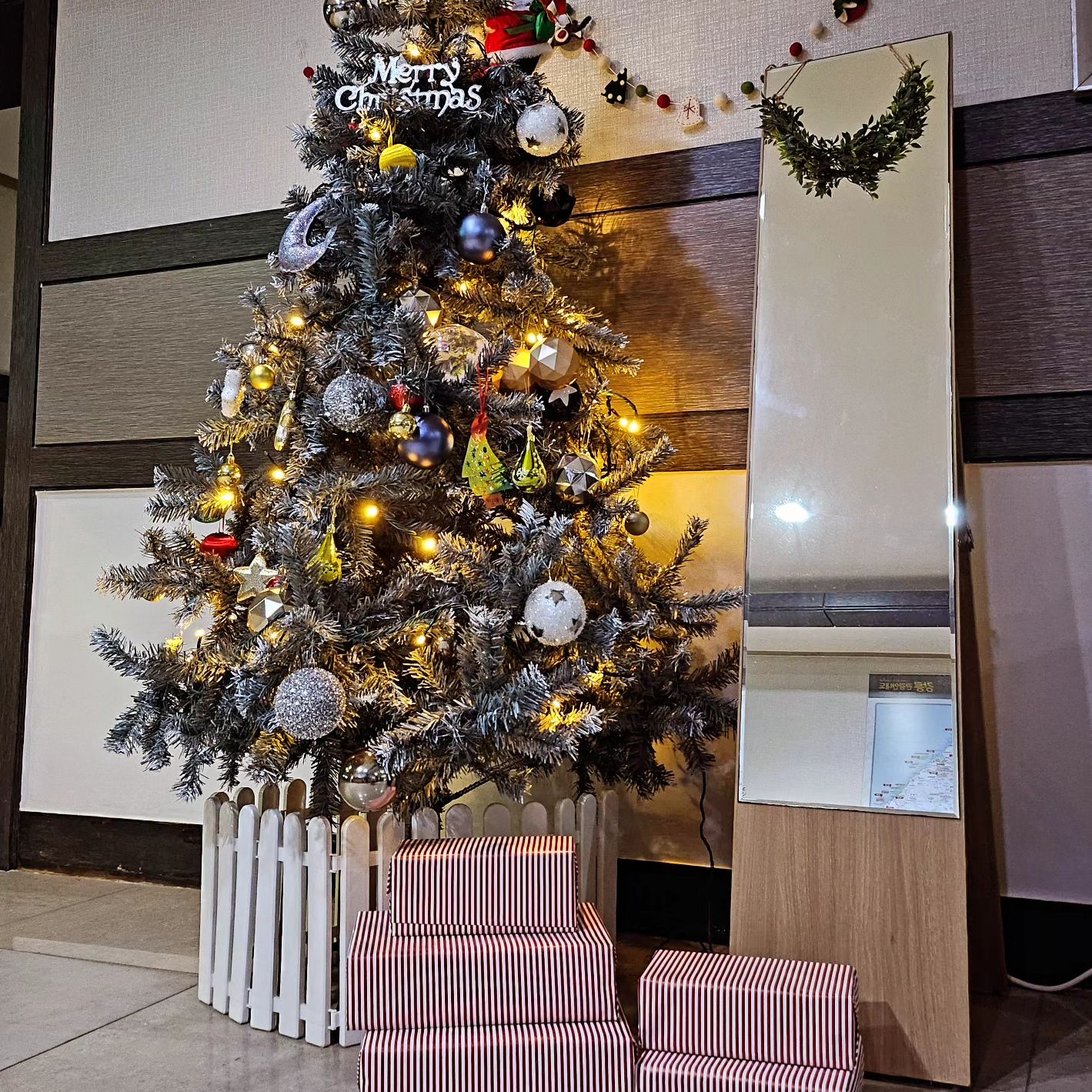 2023년 7살채니의 크리스마스기록 🎄
1년내내 크리스마스를 기다리는 너란아이
여기저기서 받은 선물들에 또 감사하고
그만큼 사랑받을수있는 아이로 키워야지 다짐하고😊
이제 산타사진도 안믿는 예비초딩인지라
올해는 '자는사이 두고갔다'는 컨셉ㅋㅋ
이번방학은 어디못가줘서 미안한 엄마인데
학교가기전에 꼭 하루라도 놀러가자😆
언제 이리컸나 싶으면서 휙 지나간 시간이 야속한..🥺
오전엔 회사, 연말이라 가게도바쁘고 늘 미안해 🩷
.
메리크리스마스
세상소중한 내딸, 내아가, 채니❤️🎁🎄
.
#메리크리스마스 #채니기록🎈 #7살크리스마스 #연말 #크리스마스 #산타선물 #사랑해 #내아가
