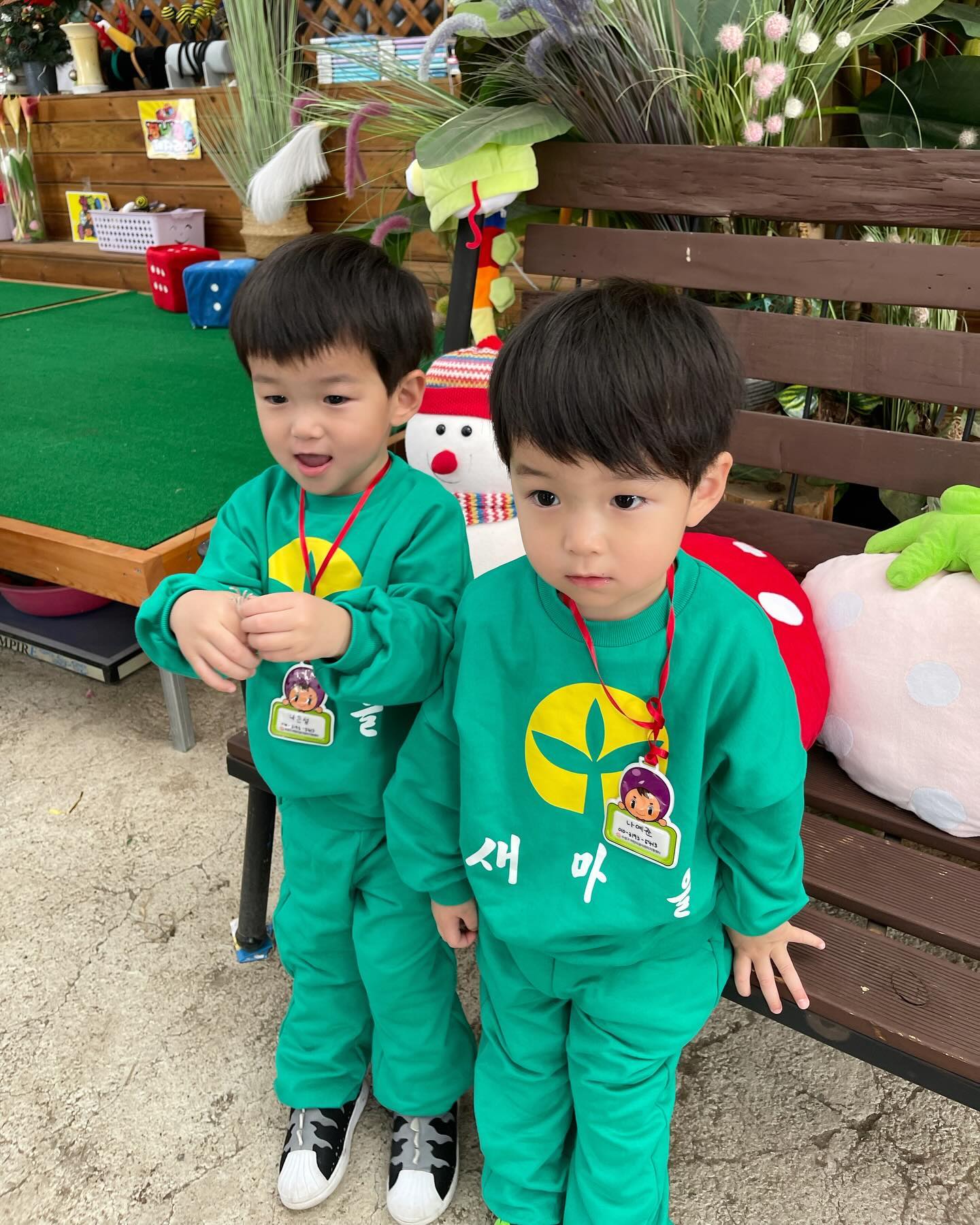 어린이집 🍓체험 엄마말 잘 듣기로 해놓고 
1도 안듣고 업어달라하고 단체사진도 도망가서 촬영 못 하고 ㅋㅋ
딸기는 엄마랑 이모랑만 다 먹고🍓
그치만 
🫶🏻❤️이모가 기차타고 슝 와준 덕분에 행복했던 둥이들🍓❤️
+센스있는 외숙모의 선물로 농원사장님의 맘을 훔친 둥이옷 ❤️🍓
🧑‍🌾👩‍🌾👨‍🌾🌿🌱💚