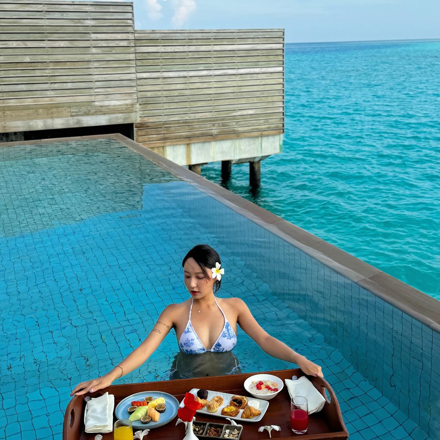 Maldives floating Breakfast 🍳 

어제밤에 갑자기 비가 미친듯이 쏟아져서 걱정했는데 역시 뚤리는 날씨요정 🧚🏻 

생각보다 너무 먹을게 없고 넘모 찍기 어려웡🥲
아침에 호다닥 찍고 조식 먹으러 갔다고 한다✨
#음식으로장난치지맙시다 

#몰디브 #플로팅조식 #몰디브플로팅조식 #maldives #kudavillingiliresort #베이비문 #babymoon #태교여행