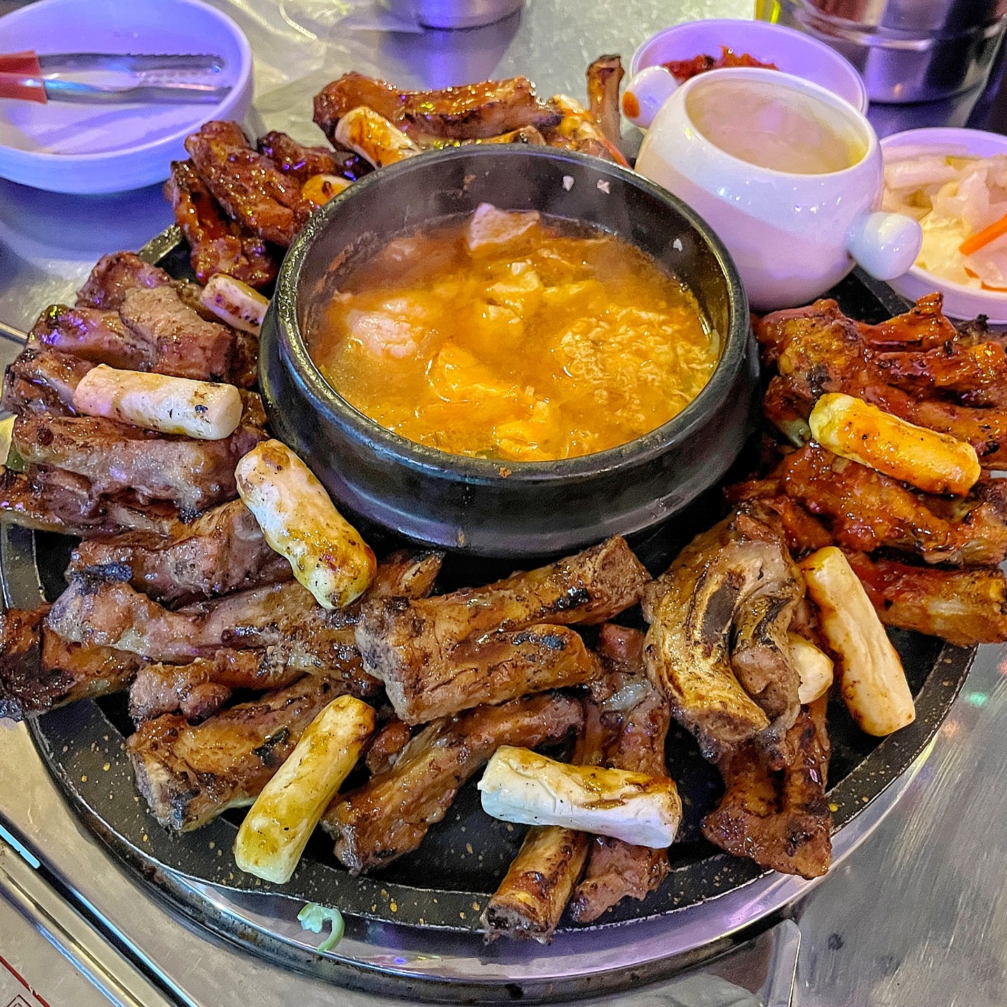 상봉 맛집 숯불에 구워서 나오는 #중랑등갈비 🔥

전부 구워 나와서 15~20분 정도 소요 되기 때문에 메뉴를 먼저 선택하고 미리 전화로 주문해 놓으면 오자마자 바로 드실 수 있는 곳이랍니댜 🤗
테이블 부족으로 웨이팅 발생 시 계란찜이 서비스 💛

#등갈비 주문하면 기본으로 나오는 #순두부찌개 매콤하면서 감칠맛 폭발하는 순찌💕

#치즈계란찜 안에는 모짜렐라 치즈가 들어가서 고소하고 쫀득하니 아주 맛도리에요 😙

순한맛과 매운맛 각각 2인분씩 총 4인분 시켰는데 양이 정말 정말 많다요 😘

게다가 4천 원만 추가하면 나오는 치즈퐁듀는 맛도리 등갈비와 같이 즐길 수 있어요 😆
씹고 뜯고 맛보고 즐길 수 있는 맛있는 등갈비~ 고기가 큼직하고 부드러워서 최고 🧡

양이 엄청 많아서 정말 배부르게 먹고 왔답니다 🤭

등갈비 뜯고 싶을땐 중랑등갈비로 GOGO💨

🔴 중랑등갈비 상봉본점
📌 서울 중랑구 중랑천로12길 30 1층
☎️ 0507-1330-7912
⏰ 평일 17:00 - 01:00 주말만 16시 오픈

📋
순한맛 (15,000) *2
매운맛 (16,000) *2
치즈계란찜 (5,000)