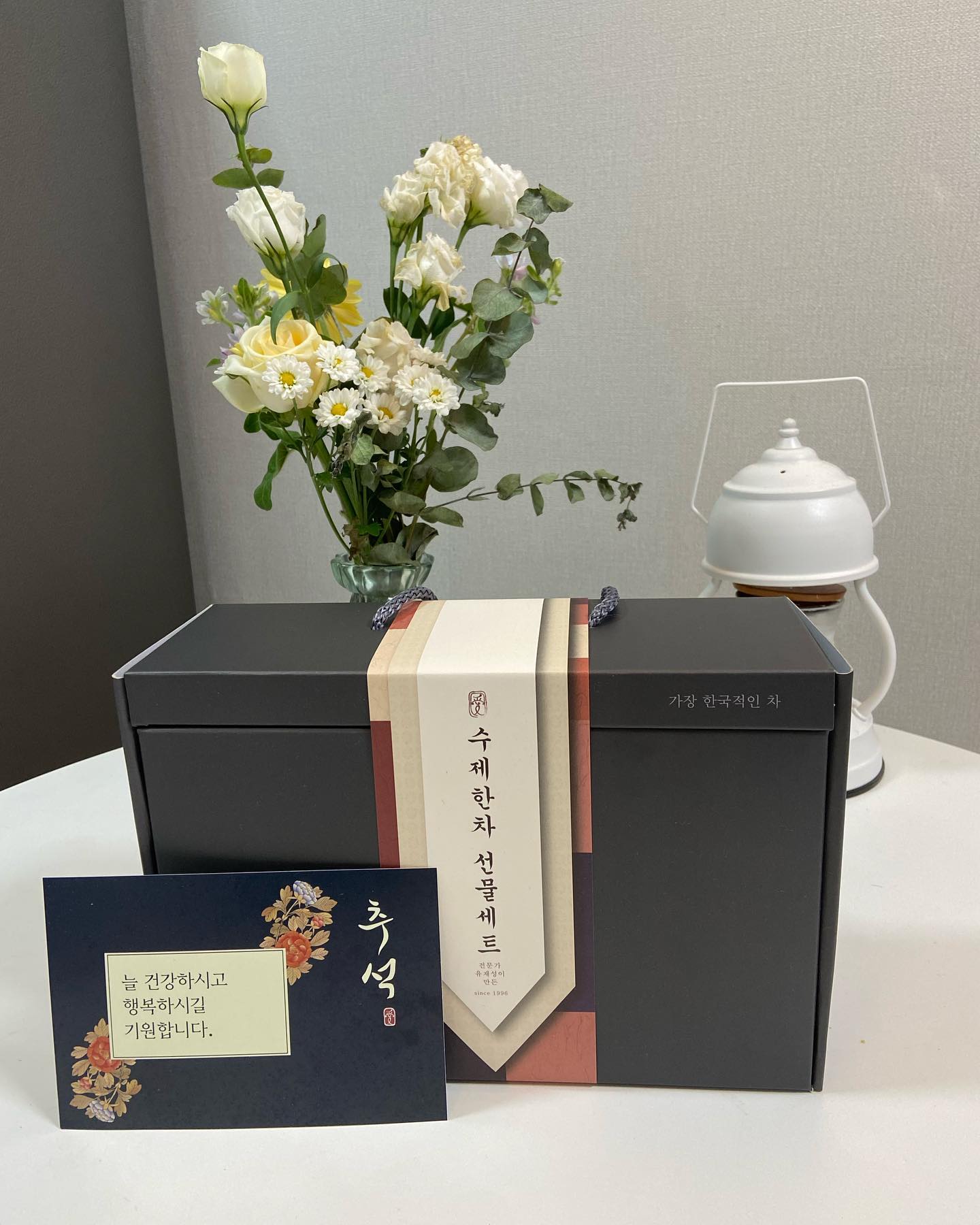 자연애 수제 한 차 2종 선물세트
.
#협찬 커피 없이 못 사는 현대인들 손들어 주세요! 카페인 섭취 대신 몸에 좋은 차를 드시는 거 어떠세요
선물하기도 너무 좋은 자연애 차 세트를 소개해 드릴게요
저는 어릴 때부터 수족냉증이 심했어서 따듯하게 차를 마시는데 저 같은 여성들에게 좋은 뽕나무잎, 당귀가 들어가서 고소한 맛이 나는 #행복한차 와 운동할 때 마시면 좋은 #가벼운차 가 고급스러운 구성으로 포장 되어 있어요
아이스로 마시면 시원하고 생수보다 맛있어서 물도 많이 마시게 되어요👍🏻💕

당뇨, 혈압으로 고생하는 부모님께 추석 선물로 추천합니다
.
.
.
#자연애 #수제한차 #수제차 #차선물세트 #티세트 #추석선물추천 #어린이집선생님선물 #부모님선물 #좋아요 #좋반 #맞팔