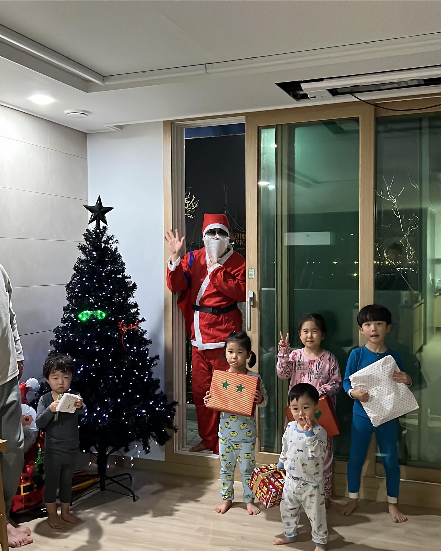 _

너무나 대성공이였던 산타이벤트!!
애들도 너무 신나고 설레여하고
호응도 좋고
무엇보다 산타가 베리베리 나이스 👍🏻

이 산타
내년에도 초빙하고 싶다 ㅋㅋㅋ