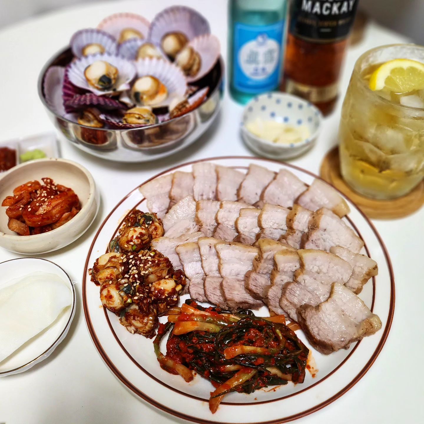 👉#더테이블 #파김치 #제품협찬
.
직접만든 멸치젓과 비법육수
신선한 100% 국내산 농산물을 사용해
인공첨가물 없이 전통방식 그대로 만들어
감칠맛 가득한 더테이블 전라도 파김치❤️
.
파김치 잘못 담그면 흙내나 쓴 맛이 날 수 있는데
더테이블 파김치는 깔끔하고 짜거나 질기지 않음!!
쪽파와 양념이 잘 어우러져서
달큰하니 감칠맛 가득👍
요거 흰 쌀밥이랑만 먹어도 맛있뜸!!
.
익은 김치 좋아해서 며칠 익혔더니
국물 자작하니 시원 새콤 더 맛있어짐💕
.
삼겹살 쫌 삶아서 수육에 파김치 촥~ 올려 먹으면 꿀맛!!
.
오빠랑 펜션 놀러 갈 때도 챙겨가서
소랑 돼지 꾸워서 파김치랑 같이 먹긩😋
.
시원 새콤 감칠맛 가득~ 밥도둑, 꼬기도둑 더테이블 파김치 촵촵💚
.
.
.
.
.