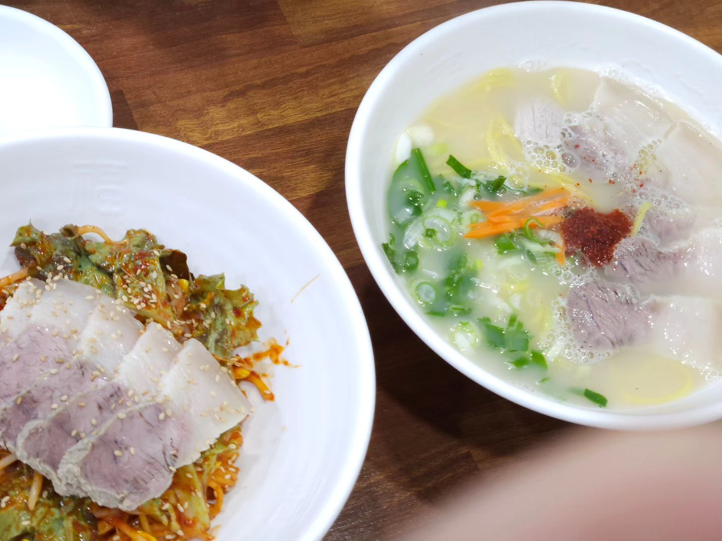 :)

숙소 주변 보이는 곳 들어가서 먹었는데
자극적이지 않고 참 맛있었어요!

무엇보다.. 한적함👍

제주는 아무데나 들어가도 다 맛있나봐요...