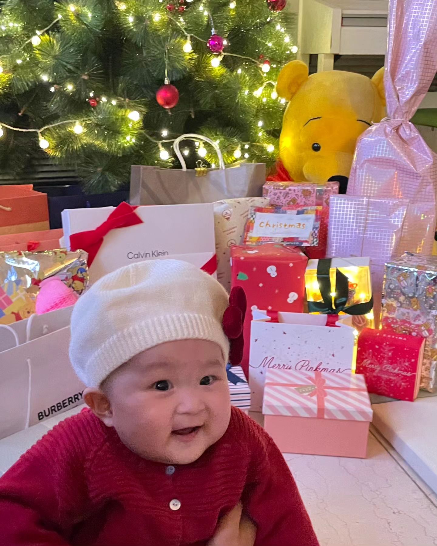 랑이와 함께한 첫 크리스마스🎄
울집 전통 선물교환파티 맘에드는 눈치네🤭♥️
.
.
.
#손아랑 #아랑이💛 #브리엘 #더브리엘커플 #육아스타그램 #육아 #육아일기 #육아맘 #육아소통 #육아맘소통 #육아맞팔 #딸맘 #육아일상 #아기 #신생아 #아기스타그램 #아기모델 #키즈모델 #아역배우 #아역캐스팅 #baby #일상 #소통 #토끼띠맘 #귀여운아기 #이쁜아기 #토끼띠아기 #크리스마스선물 #선물교환식 #아기랑크리스마스
