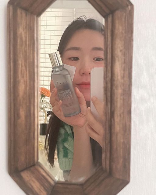 HI👋🏻 소나 on Instagram: "#광고

방학이 사람잡을것 같은 나날중에도
정신줄 단단하게 붙잡아야하느니라🥲

수분템을 바르지 않으면 속당김 심해지는
추운계절이라 토너 대신 에센스로 닦토를 해보아요

끈적임 없이 순삭 흡수 되는데
정제수 없이 밀싹 추출물 97% 함유된 제품이라
모공축소되고 주름개선돼 새싹피부가 된다니🥹🥹

 
토너 대신 사용도 ok!
로션이나 크림, 파데에 믹스도 ok!
에센스 닦토, 에센스팩으로도 활용가능해요🤍

 
 
내일 내 피부 반짝반짝 난리나길🙏🏻🙏🏻
 
 
 
 
 
 
 
#난리 #nanly #밀싹 #항산화 #미백 #주름개선 #슈퍼푸드 #에센스 #에센스추천 #nanlycosmetic #nanlycosmetics #nanlyessence"