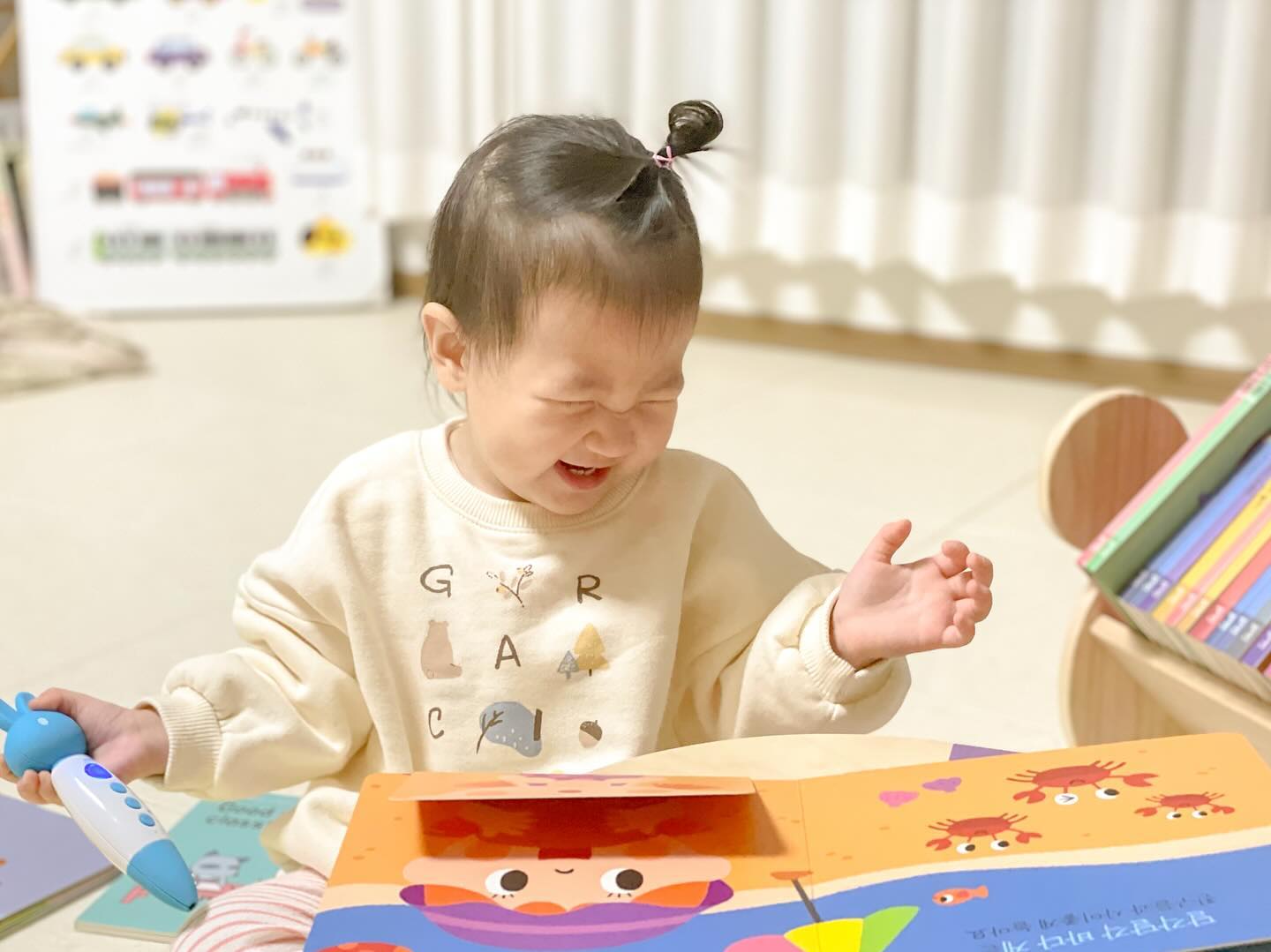 #제품제공

19개월이 되면서 두단어 붙여말하기가 가능해진 찰떡이.

그 과정에는 블루래빗 토끼펜이 있었는데요.
아침에 일어나서 등원전, 하원하고도 늘 가장먼저 찾는게
블루래빗 러닝스타트 토끼펜이에요🐇

책을 콕 찍으면 그림을 읽어주고 동요도 불러주는 효자템🤍

특히나 요즘같이 춥고 나가기 애매할 땐
엄마표 놀이학습으로 활용하기 딱 좋아요👍

한글시작/수학시작/영어시작으로 구성되어 있어
골고루 학습이 가능하니 어느하나 치우치지 않고 발달에도 도움될 서 있는 아기전집.

처음 아기전집 고민하시고 돌아기가 됐다면 [블루래빗 아기전집]
바로 이거쥬❣️

앞으로도 오래오래 함께할 유아전집이랍니다🤍

bluerabbit_official_korea 

#유아전집 #아기전집 #블루래빗전집 #돌아기전집 #블루래빗러닝스타트 #한글시작 #수학시작 #영어시작