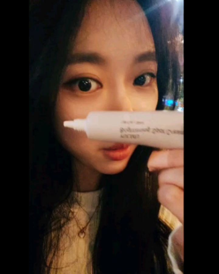 핸드백에 쏘옥 가지고 다니기 편리해서
건조한날씨에 수시로 바르고있당 ~
미백트리니시티 시스템 으로 기미 잡티 가려주고,율무성분 58% 이상으로, 사마귀,피부요철에도 효과적이당 

특히 속광으로 채워줘서 겨울철에 이거만 수시로 바르다보니 유분감과 피부가 더 탱탱해져서 건강하게 다니고 있는 느낌이다

일어났을때 환한 느낌을 받아
기분좋은 하루 시작한당✨️

기미 가리지말구, 속광 채워주고, 우리피부 환하게  지키자구요~~))

#광고#인워드#inward#기미제거#기미잡티#기미잡티제거#기미크림#잡티크림#미백크림추천#미백화장품#화이트닝크림#톤업크림추천#색소침착크림#피부미백#물광크림#광채크림#얼굴하얘지는법#주근깨#쥐젖#검버섯#보습크림#율무크림

inward_official