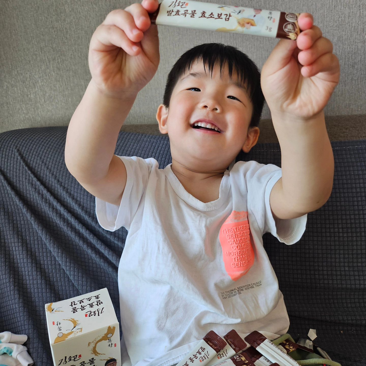 #협찬
김오곤원장님의 비법 배합방식으로 

 62종 발효곡물과전통원료 배합 했습니다
 (30종과채분말, 32종 전통한방원료)

효소가 가루로되어있다보니 
입에잘 달라붙는데  입에 붙지 않아 섭취가 쉽습니다

 한방맛이 아닌 곡물 미숫가루 맛으로 맛있어요

 최대 역가수치 703,000!

 #김오곤원장 #효소 #한방효소 #김오곤원장최대역가 #곡물맛