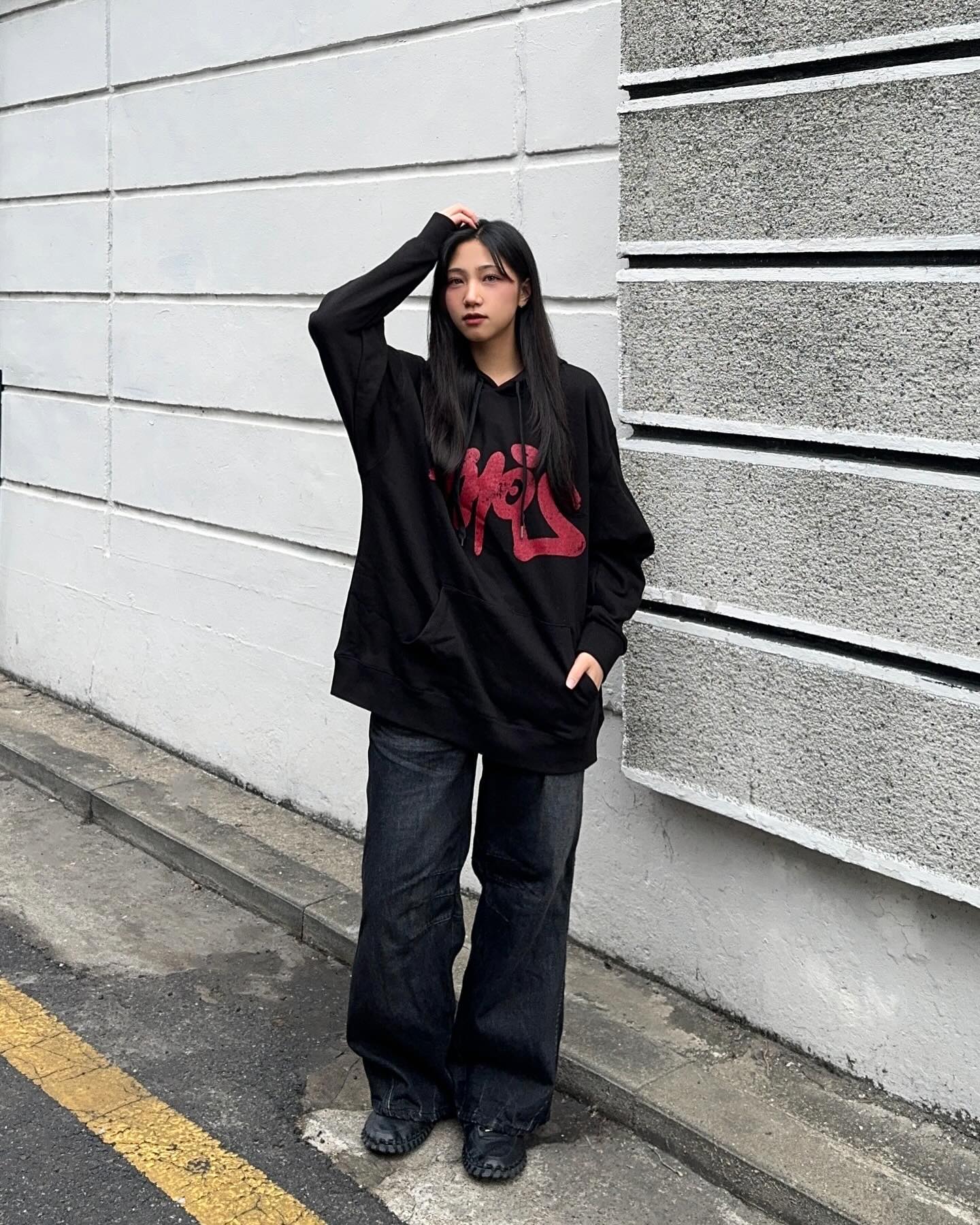 #협찬 phos333_official 

힙한 옷과 그렇지 못한 브이✌

#phos333 #포스333 #후드티코디 #후드티추천 #블랙코디 #무채색