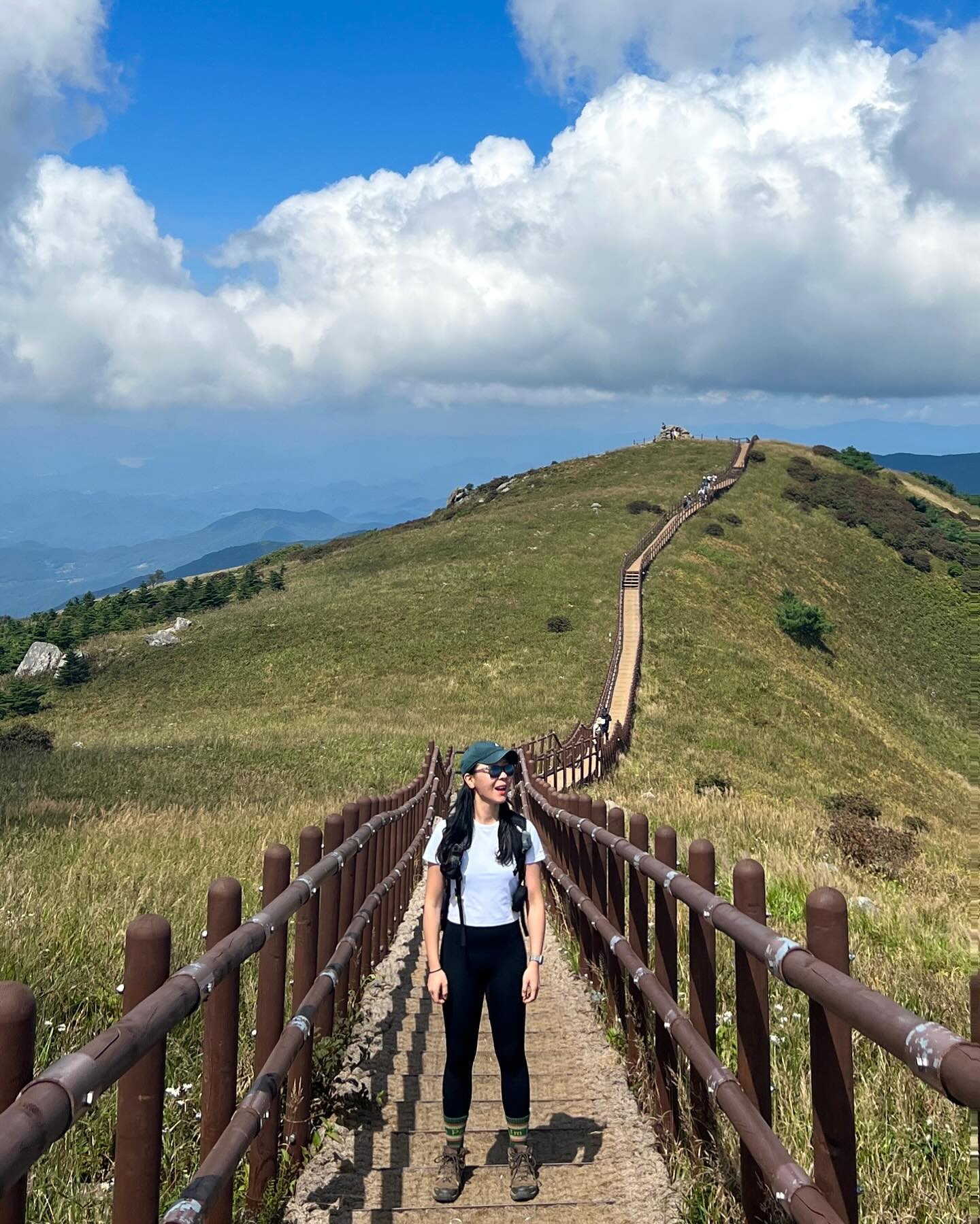 .

날요들의 푸릇푸릇 소백산⛰️
선글라스 또 잃어버려서 오빠가 뛰어갔다옴^^

⛰️ 소백산(1,439m)
📍 어의곡-비로봉-천동 (10km)
🕒 4시간 50분 (휴식시간 52분 포함)
🚎 알레버스 

#소백산 #비로봉 #국립공원 #100대명산 #소백산어의곡코스 #주말등산 #알레버스 #커플산행 #20230910 #chaelee_mountain