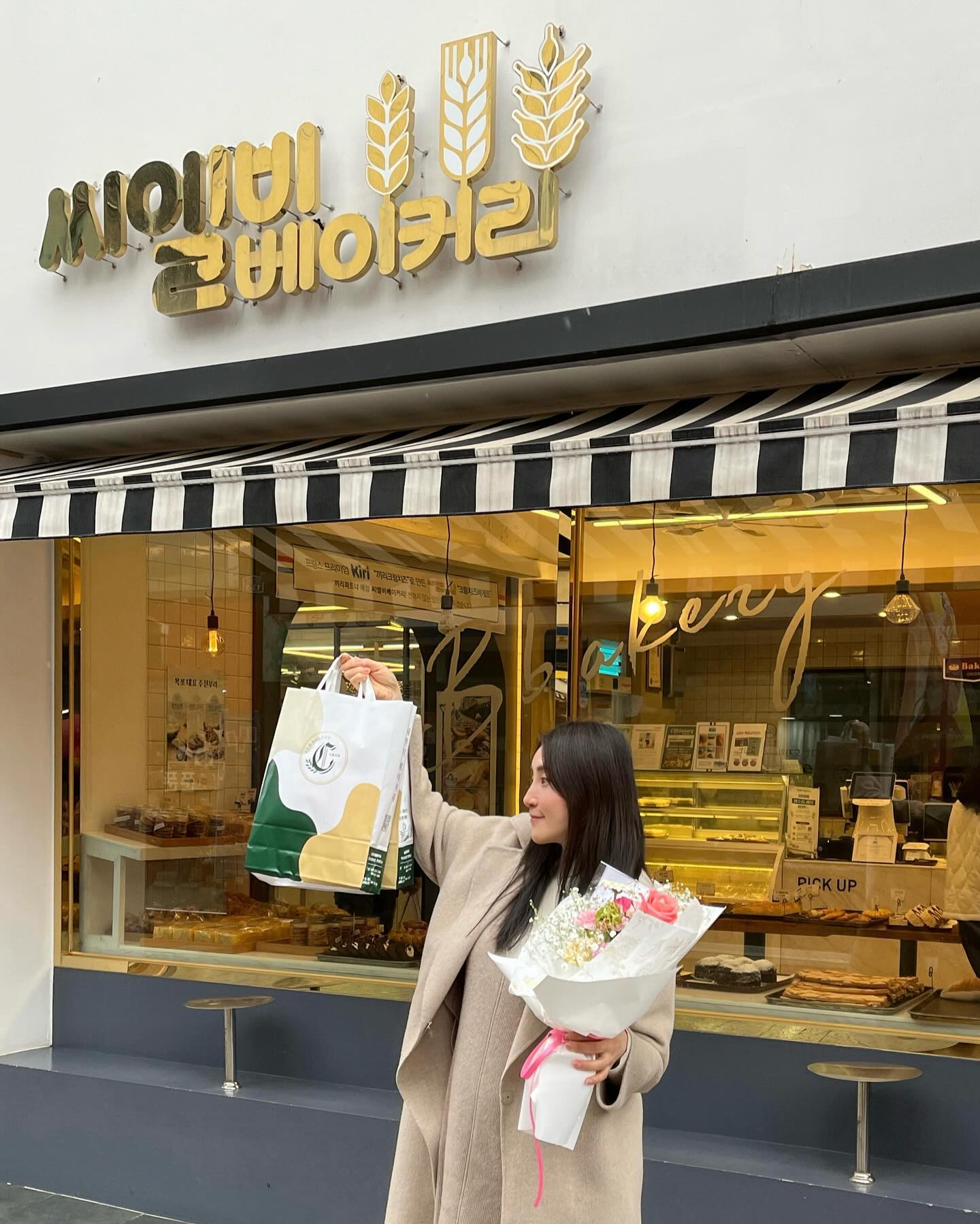 #씨엘비베이커리
#새우바게트 랑 #크림치즈바게트 로 유명한 #목포빵집 💛

처음시작은 #코롬방제과점 이었는데 복잡한 사연이...
원조는 #씨엘비 베이커리라는거 아는사람은 다 알쥬~

나혼자산다 박나래편 #목포팜유세미나 에서 소개된 이후로
더 유명해지고 인기가 많아진 #목포새우바게트 🥖
오빠는 새우바게트를 더 좋아하는데, 내취향은 #크치바!
항상 목포 놀러오면 바게트빵 한개씩 테이크아웃 해오는데
아메리카노랑 같이 먹으면 너무 맛있어서 순삭!
포장해온거 다먹고나니까 더사올껄 그랬나싶은생각이..🤭

빵순이라면 #목포여행필수코스 #빵지순례필수코스 🙌🏻
새우바게트 6,000원 크림치즈바게트 6,000원
네이버영수증리뷰 작성하고 쉐이크 한잔은 무료로 드세용🤍

#목포 씨엘비베이커리
📍주소: 전남 목포시 영산로75번길 14 (명륜동 13-4)
📍영업시간: 매일 08:00 - 21:00
☎️전화번호: 061-242-2161

#목포여행 #목포여행코스 #목포가볼만한곳 #목포핫플 #목포맛집 #목포빵 #목포베이커리 #목포카페 #목포디저트 #목포디저트카페 #목포디저트맛집 #목포역카페 #목포역맛집 #목포기념품 #목포선물