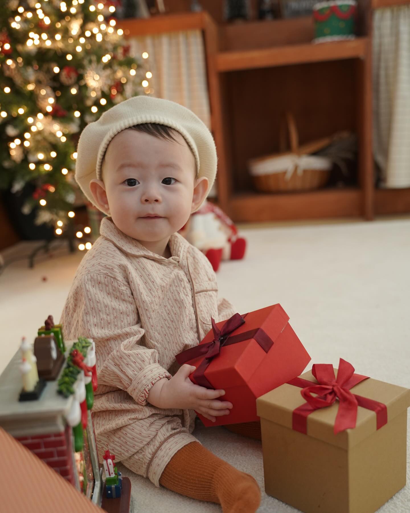 👶🏻 : 엄마, 크리스마스 선물은 저예요🎁🎄

#10개월아기 #크리스마스사진