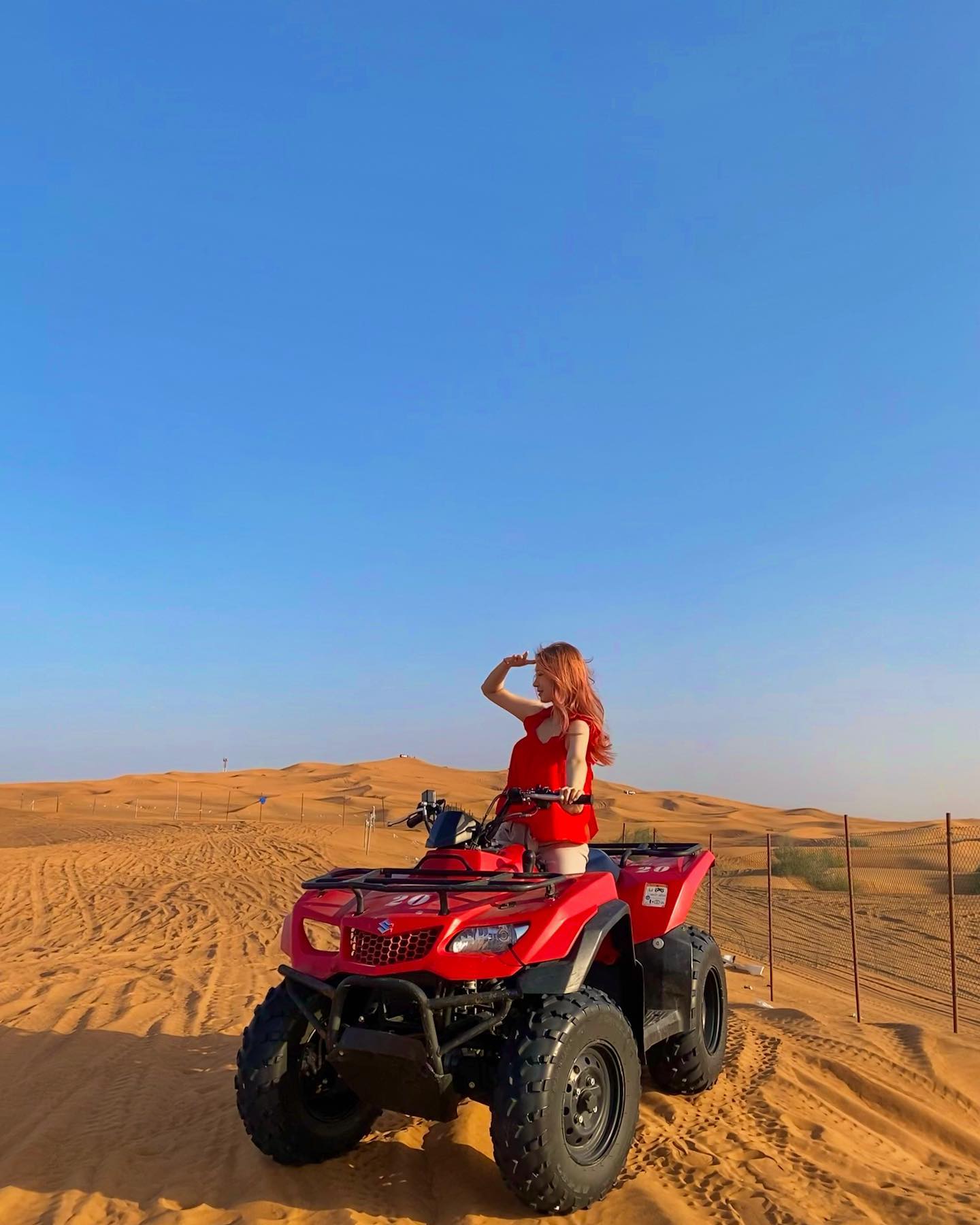 열나고 아픈 와중에도 사막에 오니
신나서 다 잊어버렸지모람🌵🏎️🏜️

#두바이사막투어 
🕰️ 2pm - 10pm
💰 1인 약 9만원 (ATV 별도)

#마이리얼트립 에서 오후 사막 투어 신청했어요. 
모래가 곱고 더 아름다운 붉은사막을 꼭 가야한다고 들었어요! 
그래서 호텔 픽업, #듄베이싱, #샌드보딩, #낙타타기, 캠프 식사까지 포함된 #붉은사막  패키지로 골랐어요. 

호텔로 가이드분이 픽업을 오시고 한 차량에 5명이 정원이었습니다! 
유쾌한 중국인 아주머니랑 아프가니스탄에서 온 모자와 함께 투어했어요. 다들 밝고 젠틀하셔서 좋은 추억이 되었네용 ㅎㅎ

사진 속에서 타고 있는 ATV는 제가 꼭 타보고 싶었던 액티비티였어요! 2종 자동인 나에게 자꾸 시동이 꺼지는 ATV는 쬬곰 어려웠당...😂 

두바이 여행 계획 있으신 분들은 사막 투어 패키지 ⭐️필수⭐️
렌트해서 가는 것 보다 가이드가 있는 투어패키지를 더 추천합니다!