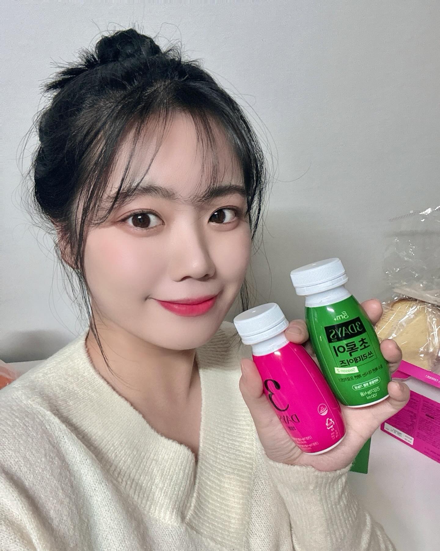 #협찬 
몇년전 올리브영에서 발견하고 먹어본 이후 급찐급빠 필요할 땐 습관처럼 쟁여둬야 맘이 편한  GRN분홍이,초록이🩷💚
알약도 간편해서 좋았지만 맛있는 액상형으로 즐기니 더 좋은 것 같더라구요?! 맛없으면 알약이 나은데 이건 진짜 분홍이는 포도맛 초록이는 사과맛 주스맛으로 이질감 없어서 넘 좋았어요! 
근데 반전으로 효과는 굉장한!ㅋㅋㅋㅋ 
대박인건...!!! 푸룬 농축액 추가로 더 강력해지고!(진짜더라구요 경험담 ㅎㅎ) 더 맛있어져서, 데이트 전이나 단기간이 예뻐보이고 싶을 때 부담없이 챙겨보자구요! 안챙기면 바보다 이거능🩷

#GRN #분홍이초록이쓰리데이즈 #쓰리데이즈 #쓰리데이즈시즌2 #3일부스터 #다이어트부스터 #단기다이어트 #마시는다이어트 #다이어트음료 #신제품 #올리브영다이어트