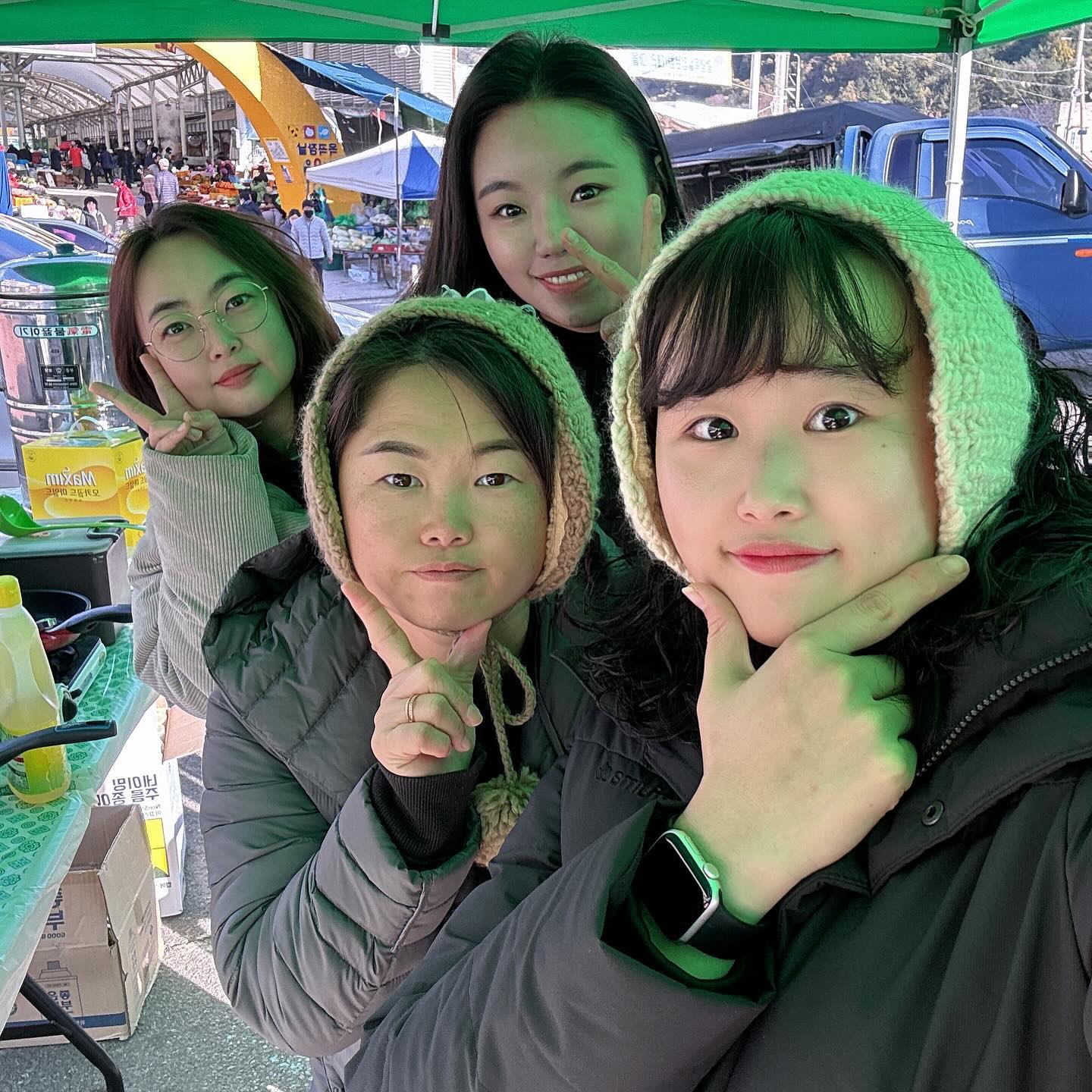 옥곡청년회X빛나는청춘✨

#옥곡청년회#일일찻집#빛나는청춘#지원사격 
일요일 오전, 9시부터 옥곡시장 앞에서
파전을 열심히 부쳤다🫓
가면 갈수록 잘 굽는 모습에ㅋㅋㅋ
좀 뿌듯👍🏻 노릇노릇 구어드려요〰️

빛청 도와주세요📣 하면 
언제어디서 달려오는 #회장님 yun_yun_84 
#초대회장님 my_chan_e 
#회원님들 na._.gne +a
항상 감사드리고, 너무 즐거웠던 하루였습니돠❤️‍🔥

함께하면 언제나 즐거운 #빛나는청춘 
솨람해여🩷

사진에 우는거 아니에요,, 
진짜 재밌었어여😅🥹