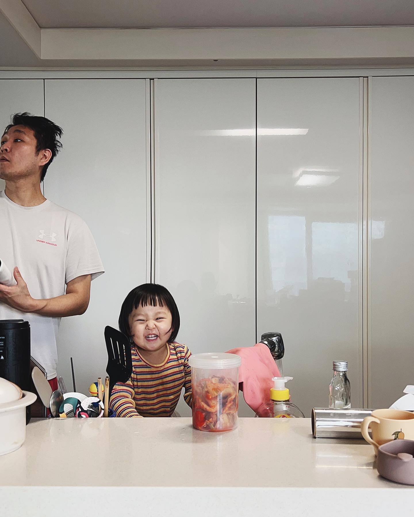 [ 너무 좋아, 짜릿해! ] 부엌 싱크대 앞에 서게 해주는 것만으로 환희에 찬 표정으로 소리를 지르는 아이를 보며, 내 남은 인생의 목표는 행복이 아닌 기쁨으로 두어야겠다는 생각을 문득했다. 

퇴원을 해서 집에 오니 내가 주문하지 않은 택배들이 줄이었다. 친구들과 지인들이 보내온 과일, 옷, 모자, 영양제, 간식, 편지 등등. 이모들은 각종 반찬과 김치들을 만들어다 주었고, 아빠는 전복, 소고기, 갈치며 직접 담근 김치, 식혜, 도토리묵을 하루가 멀다 하고 가져다주었다. 시아버지는 맛집이라는 곳까지 가서 추어탕을 사다 주셨다. 냉장고가 꽉 채워졌다. 시어머니와 남편은 그 재료들로 내게 매일 맛있는 요리를 해준다. 친구가 노릇노릇하고 맛있는 김치전을 만들어 집에 가져다주기도 했다. 

인생에서 겪을 수 있는 최악의 불행 끝에서, 다행 앞에 섰다. 무엇보다 다정한 다행들- 나와 내 삶은 행운 자체였구나. 나 이제까지 참 괜찮은 삶을 살았구나. 내 병은 업보가 아닌 일종의 교통사고일 뿐이구나. 스스로를 벌하지 않아도 괜찮구나. 밤을 새우고 이야기를 나누어도 모자라다며 방을 잡아야 한다는 내 사람들이 있고, 수련과 수행이 아닌 수다로 보내는 시간은 기뻤다. 

아픔 속에서도 슬프지 않은 하루들과 어떠한 보답을 바라지 않으며 받았던 사랑에 대해 이야기할 날이 온다면, 지금 이 순간이 분명 들어있을 것이다. 
고맙고, 감사해요. 

#리아또트 #슬기로운항암생활 
#배부른소리 #너는나의기쁨