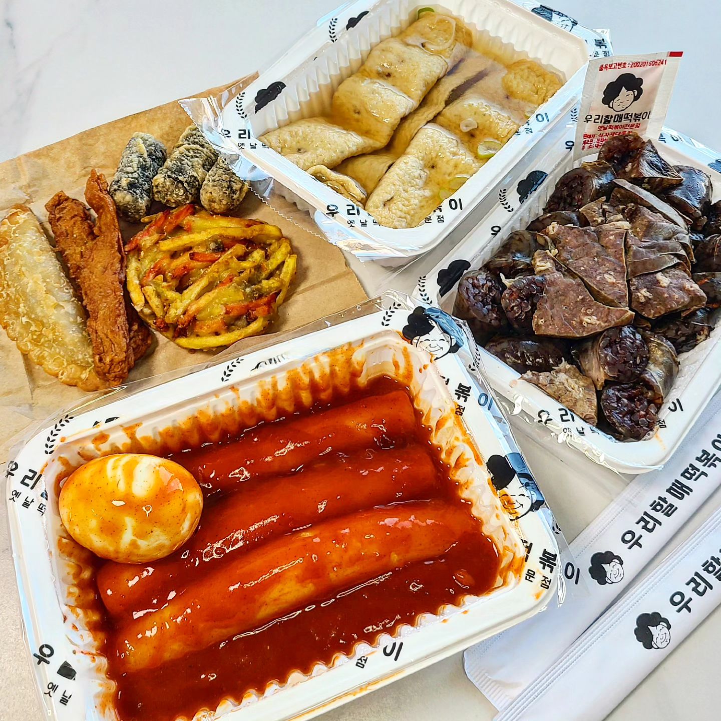 2024/02/12
영등포 문래동 떡볶이 맛집 [#우리할매떡볶이 문래점]

문래동 사거리 GS강서타워 옆건물에 위치한
가래떡 떡볶이의 원조 우리할매떡볶이 문래점

가래떡떡볶이는 정말 옛날 부산식 그 맛 자체다
꾸덕하다 못해 끈적한 매콤한 맛이 중독적이다
맵기 선택이 없어 아쉬웠는데 은근 매워서 좋았다
떡은 어찌나 쫄깃한지 잘라도 다시 붙을 정도!

순대는 옛날 찹쌀순대와 내장이 같이 나오는데
요즘 프렌차이즈 분식집들 내장없는 곳이 많은데
여긴 신선한 내장을 아주 듬뿍 줘서 좋았다
순대에 찹쌀이 콕콕 박혀 아주 쫄깃하다

꼬치오뎅은 국물이 정말 시원하고 맛있다
너무 짜지 않고 입에 착착 감기는 오뎅국물
어릴 적 포장마차에서 떠먹던 오뎅국물 자체다
포장하느라 식어도 맛있던 국물이었다

튀김도 바삭하고 다양해서 좋았는데
야채튀김 좋아하는데 포함되어 좋았다
이외에도 다양한 튀김이 있었는데 
다음 번에는 더 다양하게 먹어 볼 예정
(새우, 오징어, 볼카츠 등 정말 다양하다)

제대로 꾸덕한 가래떡떡볶이를 맛 보고 싶다면
떡순뛰오 모두 맛있는 떡볶이집을 찾는다면 추천!

📍우리할매떡볶이 문래점
서울 영등포구 선유로 71 문래임광그대가 103동 104호
(서울 영등포구 문래동6가 8)

📍먹은 메뉴 가격
- 가래떡세트 14,500원
(가래떡떡볶이+모듬튀김+꼬치어묵+순대)

#문래역맛집 #서울맛집 #영등포구맛집 #문래동맛집
#우리할매떡볶이 #우리할매떡볶이문래점
#우할매 #가래떡떡볶이 #떡볶이맛집
#먹팔 #먹방 #맛집 #맛집추천 #메뉴추천
#먹스타그램 #맛스타그램 #푸드스타그램
#지니얌얌_우리할매떡볶이 #지니얌얌_떡볶이 #240212