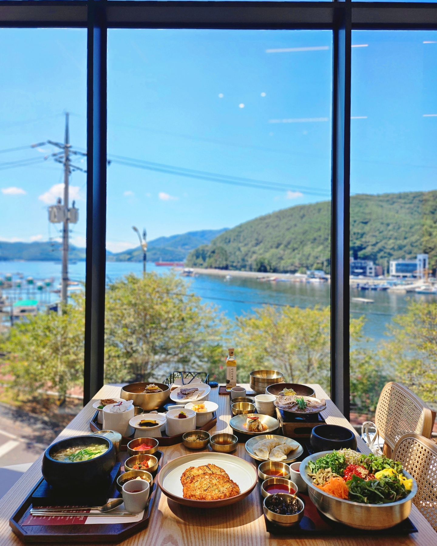 #협찬 창원 귀산에 새로 오픈한 평양냉면 맛집 '성산옥 프리미엄' 멋진 귀산 🌊바다를 바라보며 정갈하게 즐기는 푸짐한 한 상에 절로 기분이 좋아지는 곳이에요

🌱제주 메밀로 반죽한 면을 주문 즉시 뽑아 면 자체도 되게 고소하고 담백했는데, 가위로 자를 필요 없이 부드럽게 먹을 수 있어 더 좋았어요

맑은 사골육수에 슴슴한 맛이 뭔가 계속 손이 갔는데 왜 평양냉면 매니아가 생기는지 알겠더라구요😋
슴슴한 맛이 싫다면 함께 제공되는 다시마 식초와 먹으니 또 넘 맛있구🤍

성산옥 프리미엄에선 평양냉면 뿐만이 아니라 다양한 메뉴도 많았는데,
저희는 성산옥의 다양한 메뉴를 종류별로 맛 볼 수 있는 하루 20그릇 한정 메뉴인 성산면상과 육회비빔밥, 어복탕, 비빔냉면+수육세트, 빈대떡을 주문했어요

여기 가시면 성산면상은 꼭 주문하셔야해요!
물냉면에 수육+제육, 빈대떡, 관자, 굴림만두 그리고 디저트까지!! 진짜 최고였어요

어복탕은 성산옥의 시그니처 어복쟁반을 1인 탕메뉴로 만든 메뉴인데 갈비탕을 고급스럽게 먹는듯한 맛이었어요!

한우육회비빔밥은 평양만두와 미니어복탕도 함께 제공 되는데 가성비 완전 갑!!

평양냉면 수육세트도 어찌나 푸짐하고 맛있던지🫶🏻 주문한 메뉴들이 모두 대성공✨️

테이블 모든 곳에서 귀산 바다가 보여 뷰도 넘 이뻤고 직원분들도 모두 넘 친절하셔서 넘 만족스러웠던 곳이에요💛

🥢 위치 : 경남 창원시 성산구 삼귀로 407 2층, 3층
⏰️ 영업시간 11:20 ~ 21:30 
📌 브레이크 타임 (15:00 ~ 17:00)
☎️ 0507-1303-6475
🚗 주차장 보유

#성산옥 #성산옥프리미엄 #귀산맛집 #창원맛집 #창원평양냉면