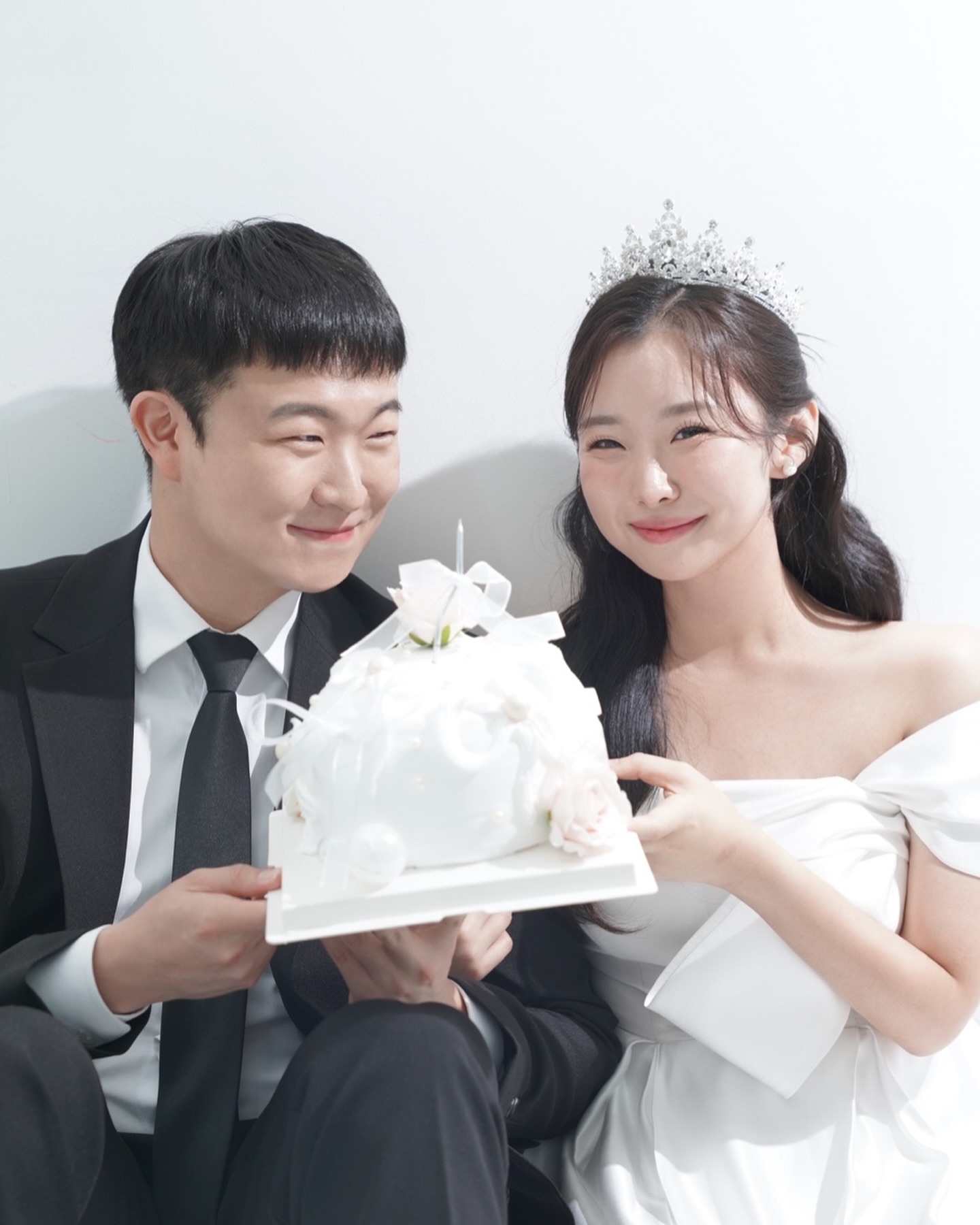 피드에 처음 공개하는 웨딩사진 ｡♥｡‧˚🤵🏻‍♂️👰🏻‍♀️

감사하게도 이번 웨딩촬영 전 모루아트 moru_art29 에서 예쁜 주문제작 웨딩 케이크를 협찬해주셨어요🎂 그래서 저와 오빠가 고른 도안을 바탕으로 제작이 된 하나뿐인 웨딩케이크를 들고 사진을 찍었는데 너무 마음에 들어서 원본 받자마자 달려왔어요🤭 웨딩케이크 이외에도 생일케이크나, 어버이날에 활용하기 좋은 영구적인 케이크와 꽃다발도 많이 있으니 구경해보세요! https://smartstore.naver.com/moru_art29

#웨딩촬영 #웨딩드레스 #웨딩케이크 #협찬 #모루꽃다발 #기념일선물 #핸드메이드 #부모님선물 #스승의날 #어린이집선생님 #유치원선생님 #여자친구선물 #생일선물 #인테리어소품 #꽃다발 #셀프웨딩 #부케