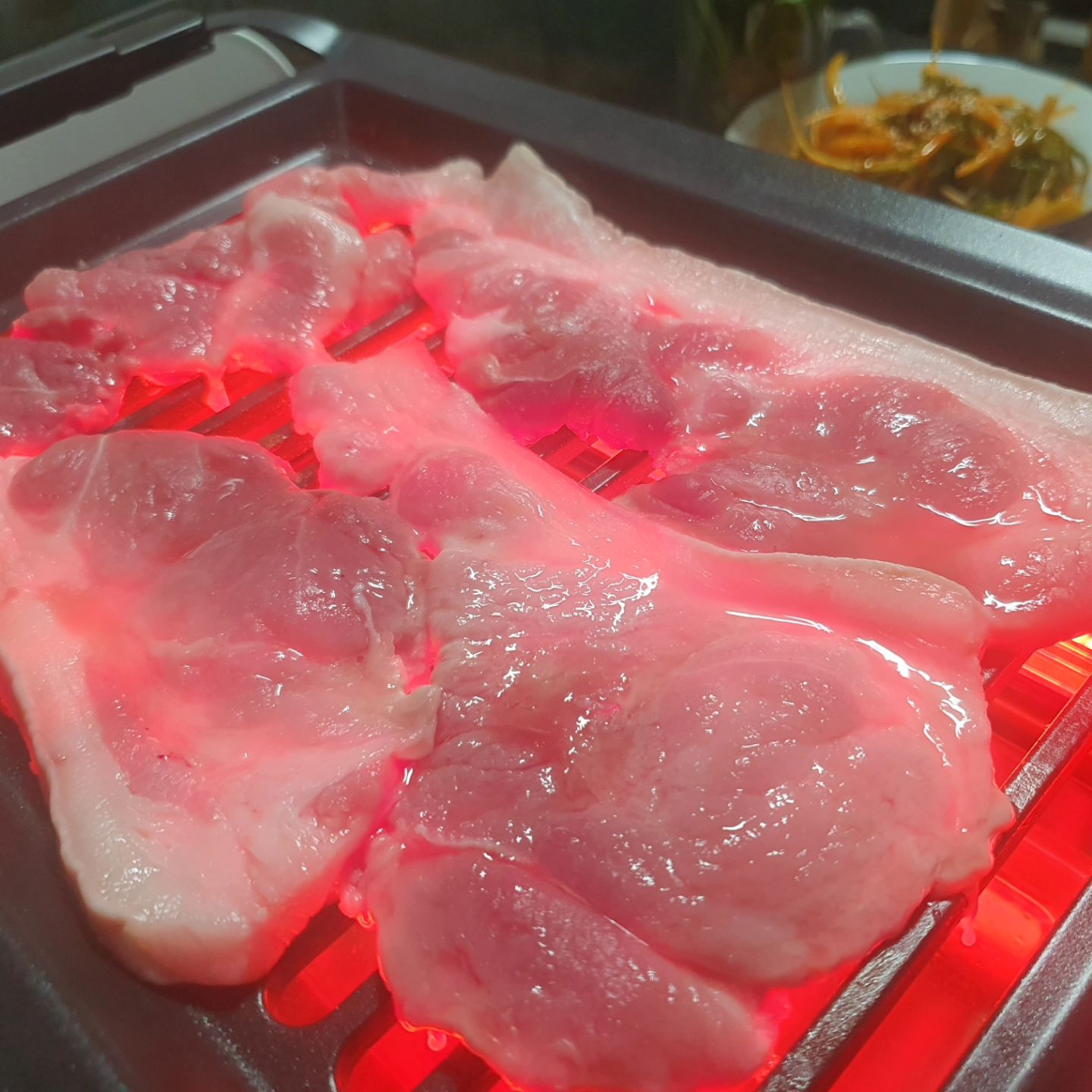오늘 저녁은 오랫만에 다른 판으로 고기궈먹기
파 한단 사와서 쌈용 파채  그리고 썰어서 냉동실 보관.
파가 넘쳐나서 고기먹자고 한거긴 하지.음.
그런데? 너무 먹은겨 속이 쓰려오고있어.
대파 와우.쎄다~