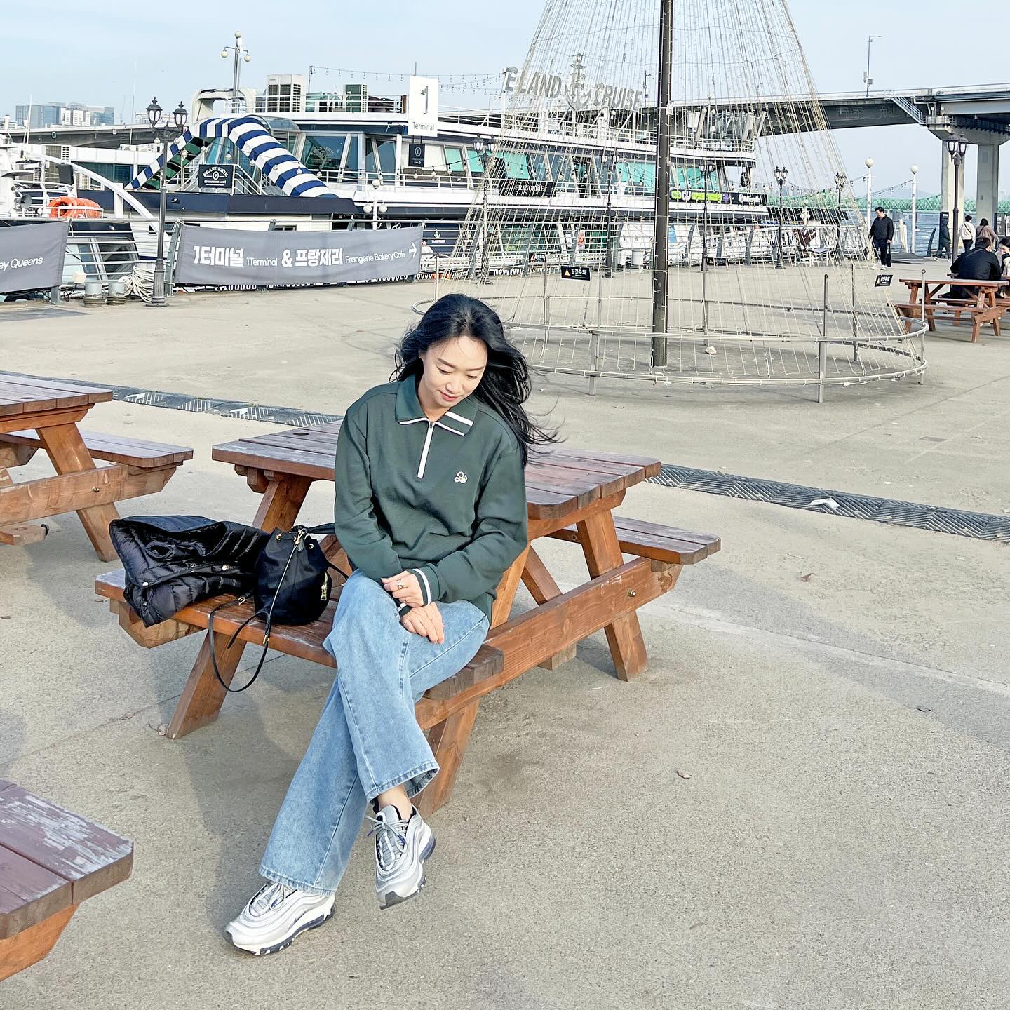 #협찬

날씨가 많이 풀린 봄이되면서
활동적으로 움직이게 되는것 같아요. 

지금 입기에 딱 좋은
📍<투에니스홀의 카라넥하프집업 스웨트셔츠>인데요. 

✔️흡습성이 뛰어난 원단으로 제작되서
수축이 적고 탄성 회복률이 좋더라구요! 

✔️너도밤나무 펄프를 원료로 하는
모달이 함유되어 ✔️피부에 닿는 감촉이 너무 좋았어요. 

소매와 카라넥에 들어간 ✔️라인포인트로
스포티한 느낌이 나서 데일리룩으로도 좋지만
✔️골프나 테니스 복으로도 딱이겠더라구요! 

스탠다드 핏으로 각종 아웃도어,
스포츠, 야외활동에도 ✔️편안하게 활동할 수 있었어요! 

투에니스홀 -> 20th_hole 

#투에니스홀 #20thhole #테니스 #골프 #스포츠 #스웨트셔츠 #맨투맨 #하프집업 #운동복 #트레이닝복