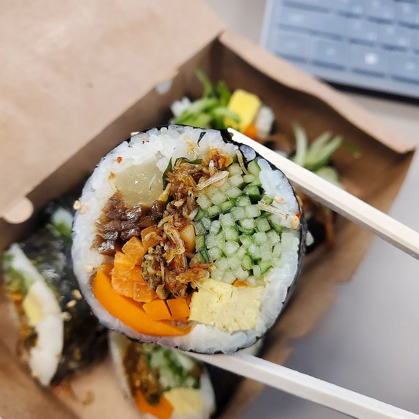 12/22

오늘 점심은 킴스라이스 
오토김밥, 삼형제김밥이랑 같이
줄서서 먹는 여의도 김밥!

✔️ 매운멸치김밥 5.0
뭔가 건강한맛이랄까?
.
.

#여의도맛집 #먹스타맞팔 #여의도역맛집 #여의도점심 #먹스타그램 #먹팔소통 #킴스라이스