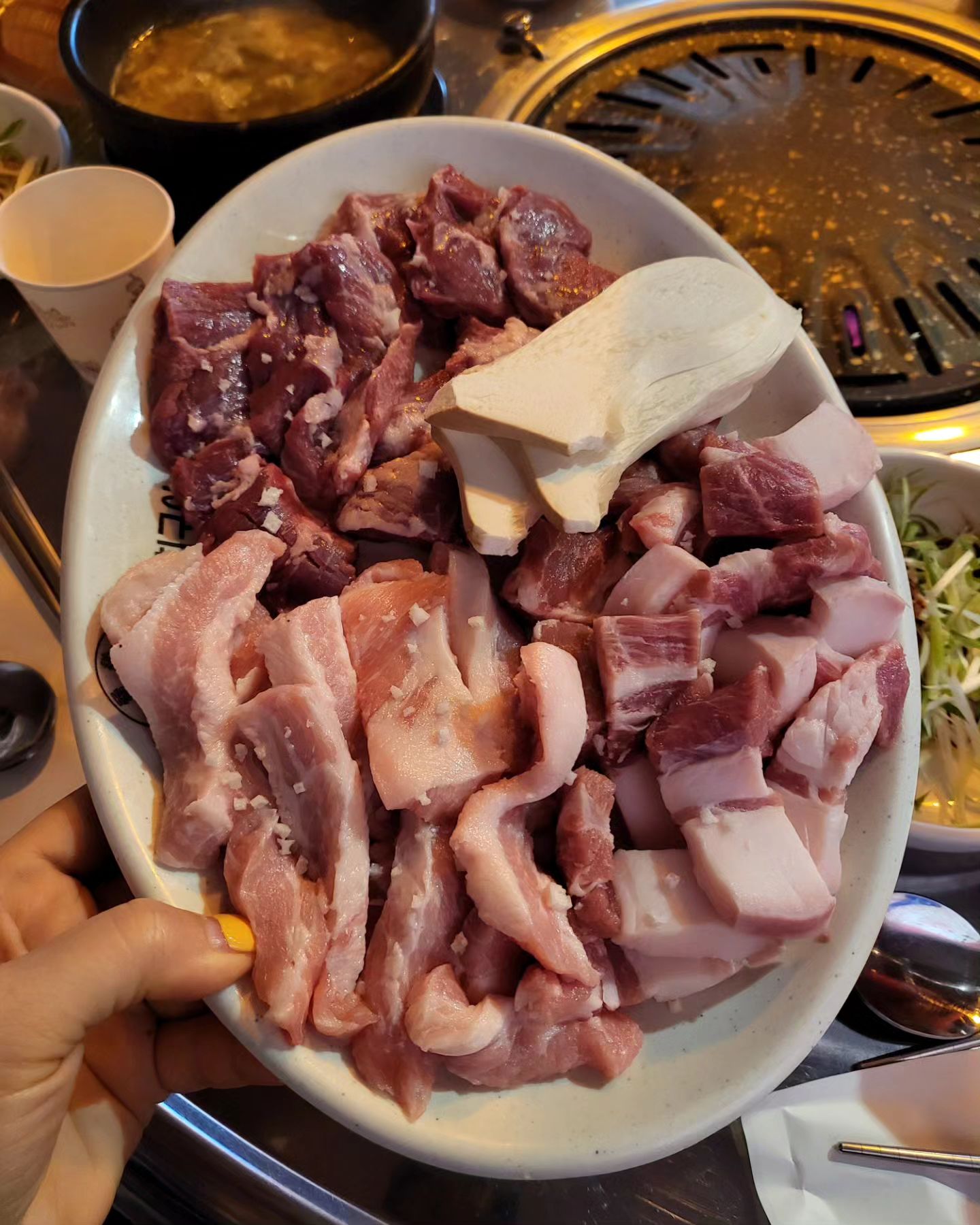 동명동 삼남매숯불구이 전문점에서 모임하고왔어요😆
고기 육즙좔좔🐽🩷삼겹살 두께와 때깔보고 감탄하고, 항정살, 가브리살, 뒷고기쫀득살, 삼겹살 다 맛있음! 비냉후식 주문했는데 양념찐하고 양많아 내스타일이여~구수한 된장국, 매일담는 김치와 2년된 묵은김치 완전 밥도둑!!!!! 젤 좋아하는 뻔데기 나와서 계속 리필해먹었어요😆😆동명동에서 먹었던 고기중 제일 맛있었음👍 넘 맛있어갖고 얼마만에 술인가 신나갖고 지금도 속쓰리쥬...... 

점심에는 김치찌개, 생고기비빔밥 판매한다고 하니 조만간 점심먹으러 가야쥐~ 
✔️동명동 수하갤러리와 가족회관 가까이에 있어서 찾기쉬움!
▫️영업시간: 10:00~22:00

#동명동술집
#동면동삼겹살
#광주특수부위
#동명동고기집