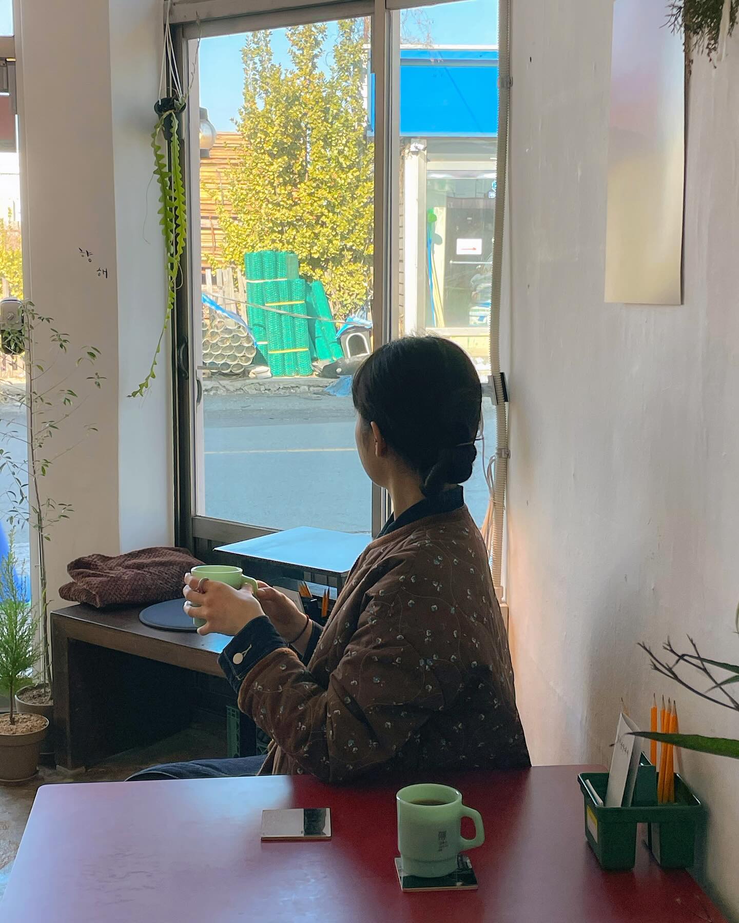 🌿
⠀
⠀
이번 경주가면 가장 궁금했던 카페,
황리단길 옆으로 작은 동네 속
은은한 햇살이 예쁜 드립커피 맛집 카페☕️
⠀
⠀
⠀
🧸 경주 #향해
📍 경북 경주시 원효로 192
⏰ 월화금토일 09:30~18:30,
목 13:00~, 수 휴무
⠀
⠀
⠀