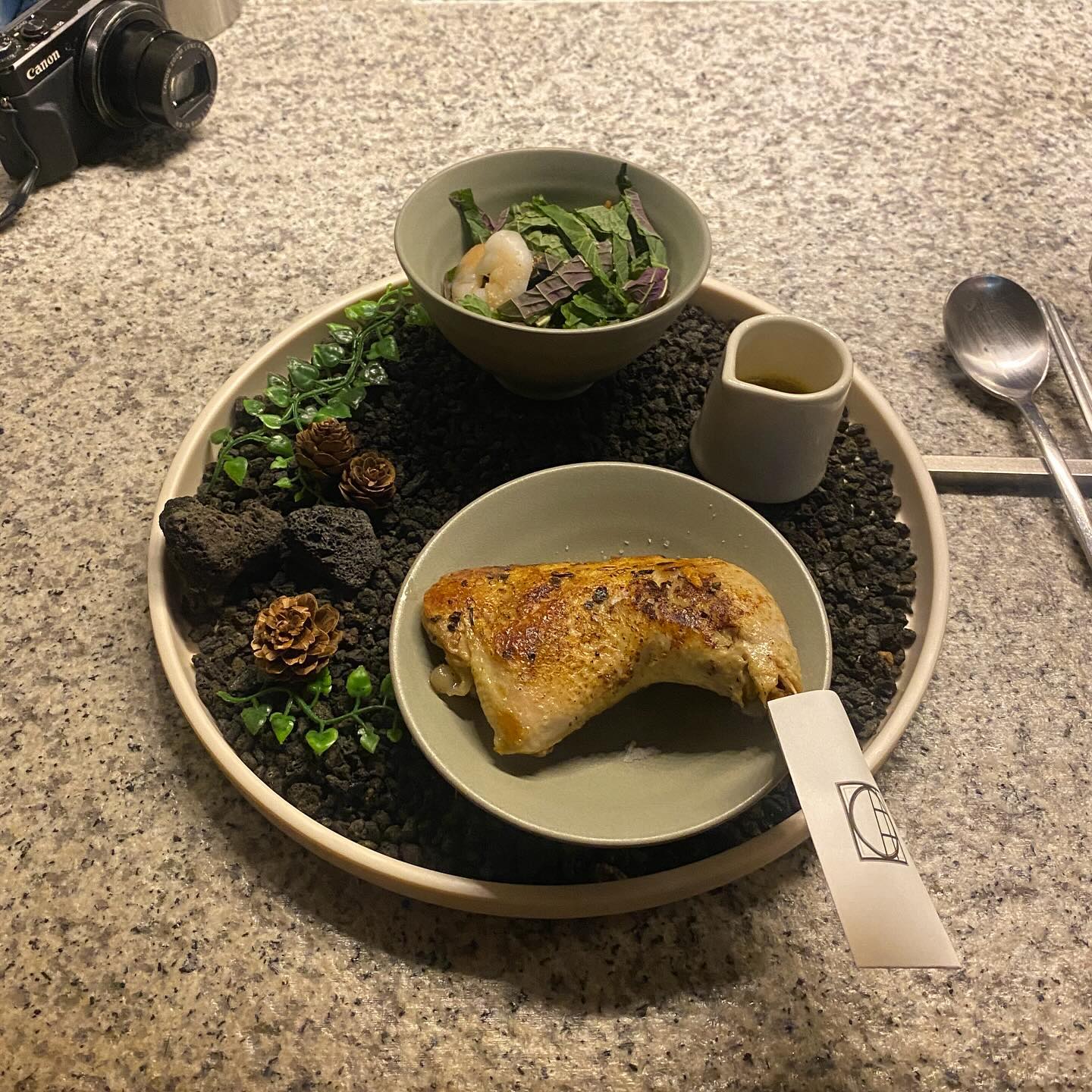 야채는 비타민이고 닭고기는 단백질이라 살 안쪄 (. .*) 오늘 다녀온 곳인데, 다 먹고 나면 속이 아주 든~든하고 뜨~끈해서 마음에 들었어요. 정찬으로 나와 대접받는 느낌이 나던 곳ˊᵕˋ 들어오자마자 소개팅 장소로 참 좋겠다 생각이 들었던 이곳은 #목계화원 입니다🫶