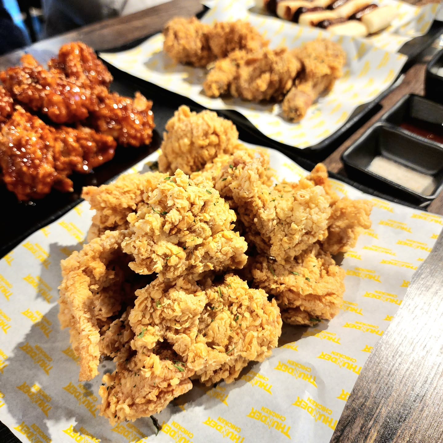 #협찬 [강동구 암사동] 썬더치킨 암사중앙점

암사동 치킨맛집 소문들으셨어요?
치킨이라면 자다가도 벌떡 일어나는 아이를 데리고
바로 가봤습니다

제가 간곳은 썬더치킨 암사중앙점인데요
소문대로 치킨맛이 👍 👍 👍 

크리스피치킨은 튀김옷이 정말 바삭하구요
양념은 매콤달콤~ 😍😍😍
닭다리로만 구성된 통다리 치킨은 크리스피 속에 다리살이 완전 맛있어요

매장도 넓어서 단체손님들도 식사 가능하구요
특히 포장을 하면 할인을 받을 수 있어요 👏👏👏

주소 남겨드립니다~

서울 강동구 암사길 50 지1층 107호
월~일 15:00~24:00 (라스트오더 23:30)

#썬더치킨암사중앙점 #암사동치킨 #암사동치킨맛집 #암사동썬더치킨 #강동구치킨 #강동구치킨맛집 #강동구야식 #썬더치킨 #썬더치킨암사중앙점 #암사동치킨맛집