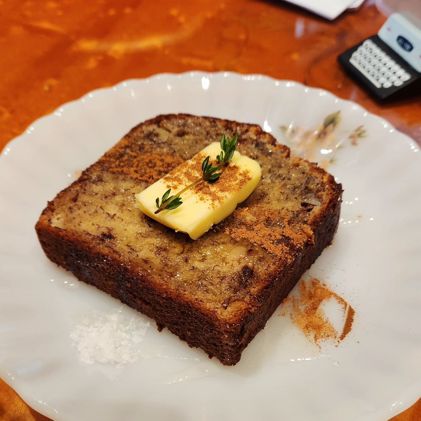 다들 여기 가서 바나나 브레드 잡솨봐라 진짜 찐이요 🍌 🍞 
바나나 브레드 먹을 땐 커피보단 블랙티랑 먹는게 럭키비키 조합임

카페는 사장님의 할머니가 쓰시던 물건으로 꾸며두었는데 곳곳에 사진도 있고 사장님이 쓰신 할머님에 대한 에세이도 있어서 할모니를 향한 애정이 국밥처럼 뜨끈하게 느껴졌다 🍚 

#연남동 #연남동카페 #원옥