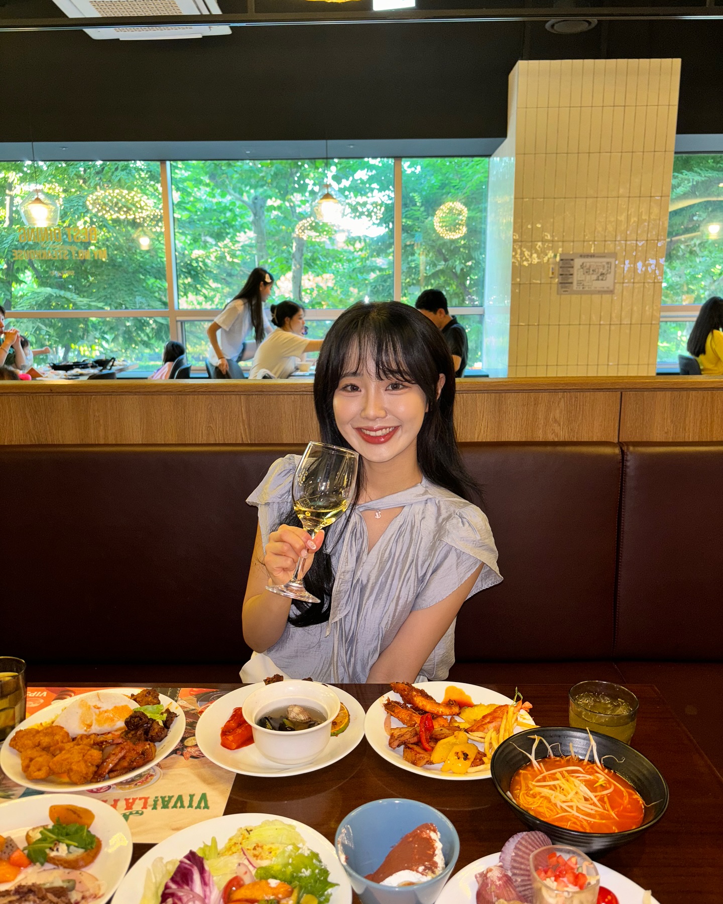 #광고
빕스& 멕시칸 BBQ 에 만남
강렬한 그릴링과 멕시칸 플레이버로 새롭게 선보이는 시즌 한정 스페셜 스테이크,
멕시칸 램&안심 스테이크 콤보! 나왔다고 해서 빕스 다녀왔어요💛 

프렌치랙 램 스테이크와 부드러운 안심 스테이크 두 가지를 한번에 즐길 수 있는 구성으로
멕시코 감성을 느낄 수 있는 그릴드 할라피뇨와 구운 옥수수, 파프리카 등
색다른 가니쉬와 멕시칸 크럼블, 로메스코 소스로 더욱 강렬한 풍미를 즐길 수 있어요✨

빕스는 샐러드바 뿐만아니라 다양한 구성으로 먹을 수 있는게 참 좋은 거 같아요!

타코가 다이어트 음식에 좋은 거 아세요? 야채 듬뿍 넣어서 매우 소스 듬뿍 뿌려서 먹었는데 너무너무 맛있더라고요! 입맛에 맞춰서 만들어 먹는 타코 넘 매력있는 거 같아요!
꼭 만들어 드셔보시는 거 추천!
💛화요일은 빕스 먹는날
맨마지막 페이지 캡처하셔서 화요일마다 빕스 방문 시, 1인당 1만 원 할인 적용 🙋 ♀️ 놓치지 마세용!! 
⏰기간 06.25- 09.03
vips_kr
 
#빕스 #비바라피에스타 #빕스멕시칸 #타코맛집#빕스여름신메뉴 #샐러드바 #여름데이트#빕스어린이대공원점 #데이트맛집 #샐러드맛집 #모임장소추천 #멕시칸그릴
#스테이크맛집 #패밀리외식 #가족모임