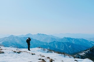 카메라 들고 산타기 시작 ㅎㅎ
체력은 저질인데 16-55 렌즈 넘 무겁...
돌덩이 필카 니콘 FM2까지 얹어지면 마치 업보같은 느낌
카메라 가방 사고 싶은데 추천 좀 🙏

.
.
#풍경 #landscape #여행스타그램 #travel #좋반 #snow #눈 #등산 #등산스타그램 #운동소통 #운동하는여자 #덕유산