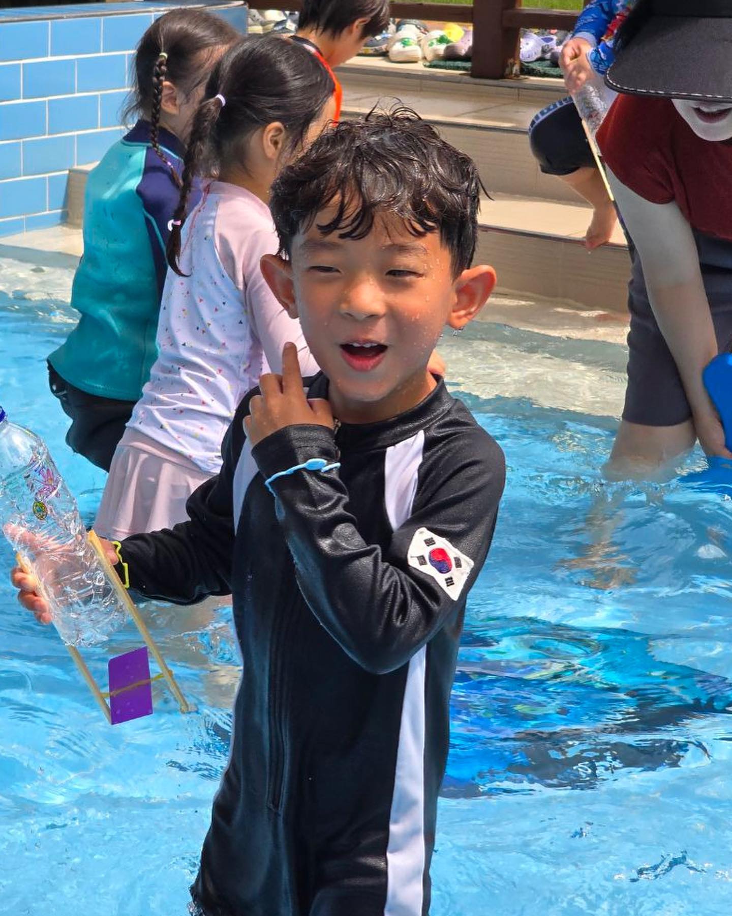 물놀이 정~~~말 좋아하는 신따오니 💙
올해도 역시나 깜둥이 예약이쥬 ㅠㅠㅋㅋㅋㅋㅋㅋ
할매가 겨울되면 하얘진다는데 ,,흠 ,,,,,,, 
다음주부터 휴가&방학 또 열심히 놀아보자!!!!!💙
#여섯살아들 #유치원방학 #여름휴가시작 #가족과함께