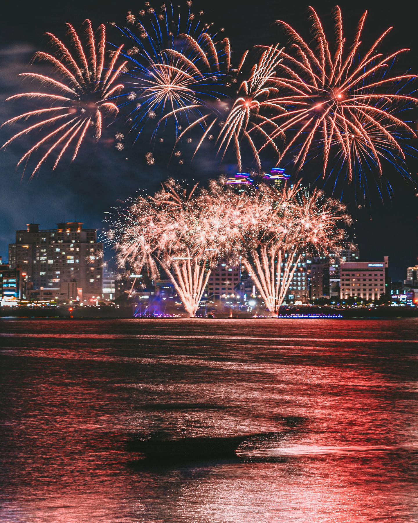 멀 올려야될지 모르겠어서 그냥 막 올리는 불꽃놀이 사진 🎆🎇✨️
레오포토 삼각대 나랑 안맞는듯 😂

#불꽃놀이 #목포불꽃놀이 #w해상쇼 #fireworks #불꽃축제 #목포평화광장 #감성사진 #사진소통 #a7c2 #스냅
