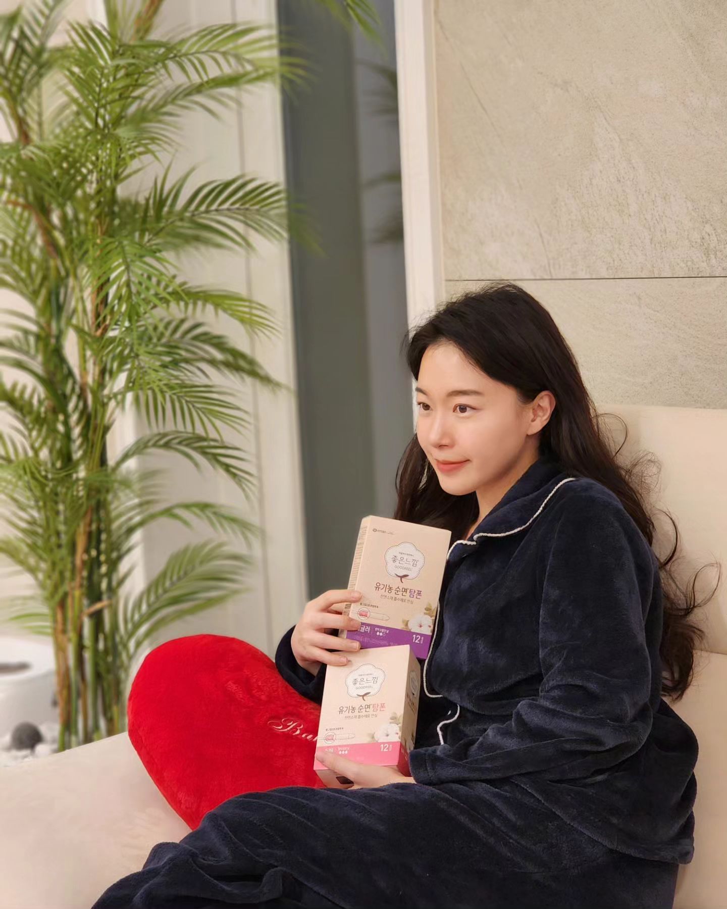 #광고
한달의 한번 생리중에 예민해지고 찝찝하고 양많은날 자기전 샐까봐 걱정 진짜 여자라면 공감하시죠?ㅜㅜㅜ

이젠 걱정 하지 말아요! 탐폰이 해결해줘요!

운동도 자유롭게 할 수 있고 새는 걱정에서 해방! 그리고 피부에 혈이 묻지 않으니까 불편함도 없고!
한번 쓰면 다시 생리대로 돌아가지 못한다구욭

소중한 내 몸에 사용하는데 아무거나 사용할 수 없으니 국내에서 직접 제조하는 유한킴벌리에서 제조한 탐폰 '좋은느낌 유기농 순면 탐폰'은 100% 유기농 순면 흡수체라 안심하고 쓸 수 있어 믿고 쓰고 있어요!

생리혈이 닿자마자 흡수되는 8각 흡수기둥 덕분에 샘 걱정이 없고 시중의 제품을 보다 빠르게 흡수되고 제거가 부드럽게 되다보니 넘 좋아요! 

슬림한 입구에 이지컷 파우치등 섬세하게 초보자들을 위해 디자인 되었으니까 삶의 질, 질의 삶 올려주는 탐폰 강츄

레귤러, 슈퍼 두 종류가 있어 생리 양에 맞춰 사용할 수 있으니까 더 좋아요.

여성의 월경의 불편함을 해소해주는 100% 유기농 순면 흡수체라 더욱 안심할 수 있는 좋은느낌 유기농 순면 탐폰으로 걱정없이 생리기간 보내요!

ykgoodfeel
#화이트 #탐폰 #좋은느낌탐폰 #좋은느낌유기농순면탐폰 #유기농탐폰
#탐폰추천 #생리대추천 #탐폰사용후기 #탐폰후기