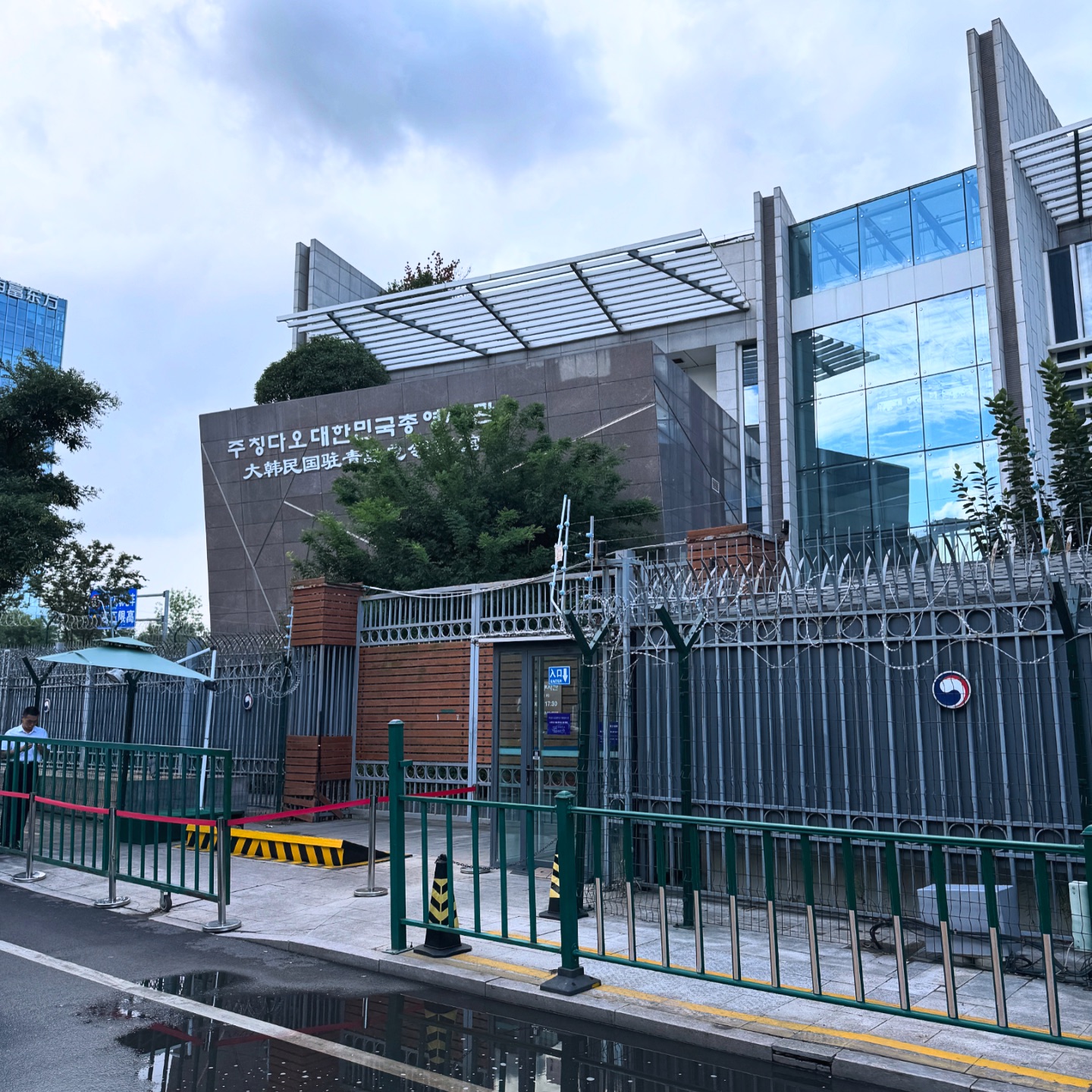 무거운 이야기
즈그나라 정부기관에서 인정도 안되는 모바일 신분증 뭐하러 서비스하는지...
인정도 안되는거 왜 쓸데없이 세금들여 만들었는지...
그걸 또 돈내고 발급받았네?
#어따써먹어 #본인인증도토스가더편해
#간만에빡침글
#중국 #산동 #칭다오 #청도 #행정안전부 #외교부 #모바일신분증 #무쓸모 #이거맞아⁉️