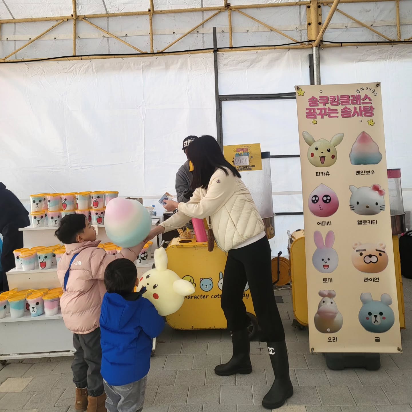 썰매타구 얼음낚시가고싶다해서 10심히 찾아 간 서울의 무료눈썰매장! 
썰매빼곤 모든게 다 돈이라 가져간 현금 다 털어쓰고 빙어잡으면 바로 튀겨줘서 빙어튀김도 먹어보고 경동시장 가까워 구경도 하고 비록 내가 타고싶던 눈썰매장은 애들만 태워줘서 슬펐지만 오늘 애들보다 내가 더 신남 🙋‍♀️🤣💕 #동대문구민체육센터