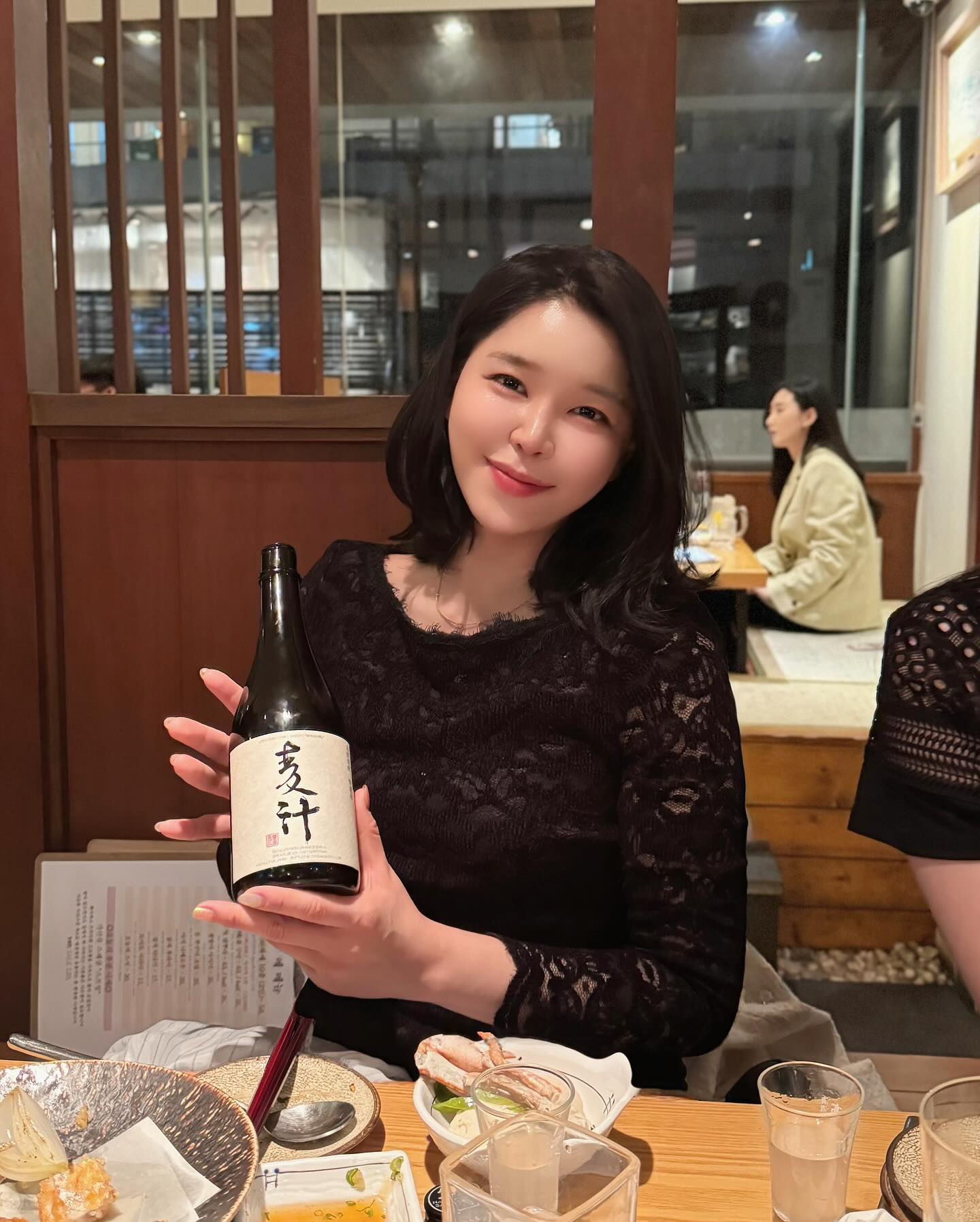 삼성동 이자카야, 란주쿠 🌟

분위기 좋은 회식장소이자 데이트 장소로 유명한데, 
주차도 편하게 할 수 있어서 더 좋은 곳 🚗✨

요 시즌에만 즐길 수 있는 한여름마끼 완전 강추🔥
새우, 영콘, 미나리, 비트, 아보카도 등이 들어간 라이스페이퍼 롤인데  드레싱과 함께 먹으면 그야말로 극락💖

매일 제주도에서 직송되는 초대형 갈치로 만든 갈치 덴뿌라는 란주쿠의 시그니처 메뉴는 정말 놓칠 수 없는 맛👍

한우채끝스테이크는 정말 순식간에 사라졌다. 부드러운 텍스처와 깊은 맛이 최고! 🥩

무기시루‘와 ’텟칸‘ 소주는 정말 일품! 2018년 전국 주류콩쿠르에서 1등을 차지한 무기시루는 깊고 풍부한 맛이 일품이었어요. 🍶💖

특히 퇴근 후 금요일 저녁의 교통체증을 뚫고 도착한 보람이 있었어😂
토요일과 공휴일은 콜키지 프리로 운영되니 주말 방문도 추천🥰

#삼성동회식장소 #삼성동이자카야 #삼성이자카야 #란주쿠 #무기시루 #삼성동맛집 #삼성맛집 #한여름마끼 #사케 #나나쿠보