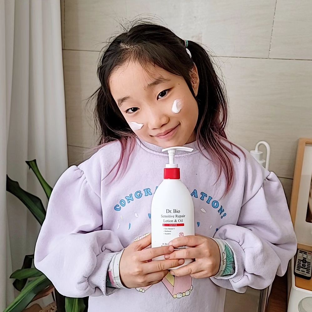 #협찬 #닥터바이오센시티브리페어로션앤오일 
겨울철 날씨에 우리 아이 피부가
건조해져서 고생이었는데요~🥲

로션, 크림, 오일 따로 쓸 필요 없이
한번에 해결할 수 있는 
닥터바이오 센시티브 리페어 로션앤오일이에요💧

특허받은 병풀유래 시카 락토바실러스 플란타룸 함유로
피부진정과 장벽 강화에 도움이 돼요💦

인공성분과 향료도 없고 안전성 검사를 통과해
극건성피부와 예민피부 모두 사용 가능해요🤗

우리 정원이도 촉촉하다고
목욕 후에 열심히 발라주니 건조함이 
많이 좋아졌어요~ 
온가족 바디로션으로 추천해요💚

dr.bio_official 
#닥터바이오 #바디로션 #민감성로션 #온가족로션 #아토피로션추천 #임산부로션 #바디로션추천 #베이비로션추천 #유아로션추천 #아기로션추천 #신생아로션 #유아로션