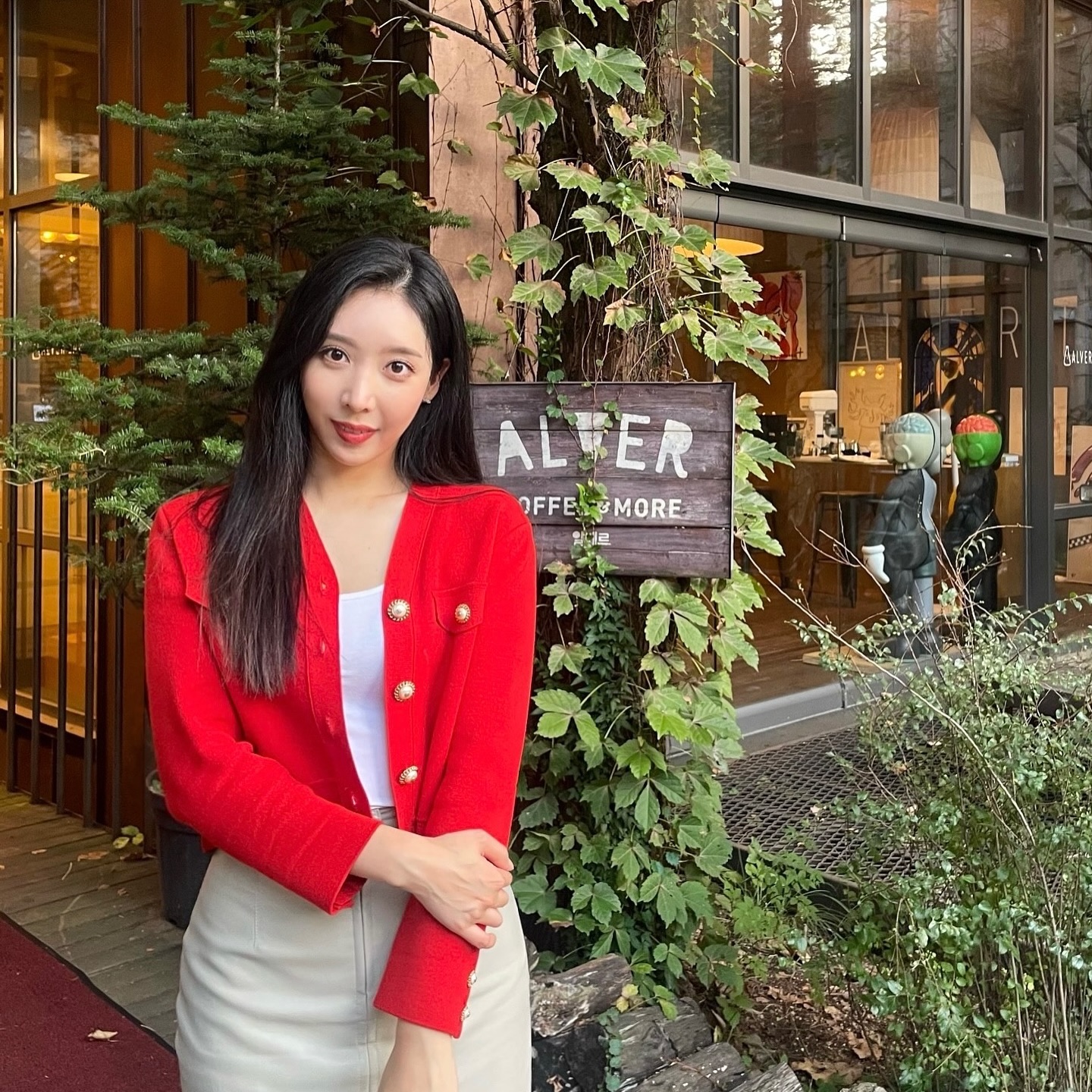 강남 한복판에 있는 숲속 카페 alver_coffee 다녀왔어요ꔣ

입구부터 초록초록한게 숲에 온 기분이라 힐링🪴
음료랑 디저트까지 맛있어서 힐링🍃
매장 중간중간 있는 예술 작품들 덕분에 힐링🌱

힐링카페 그 자체...
힐링되는 예쁜 카페 최고👍🏻🤍

#알베르 #알베르강남 #강남역카페 #신논현역카페