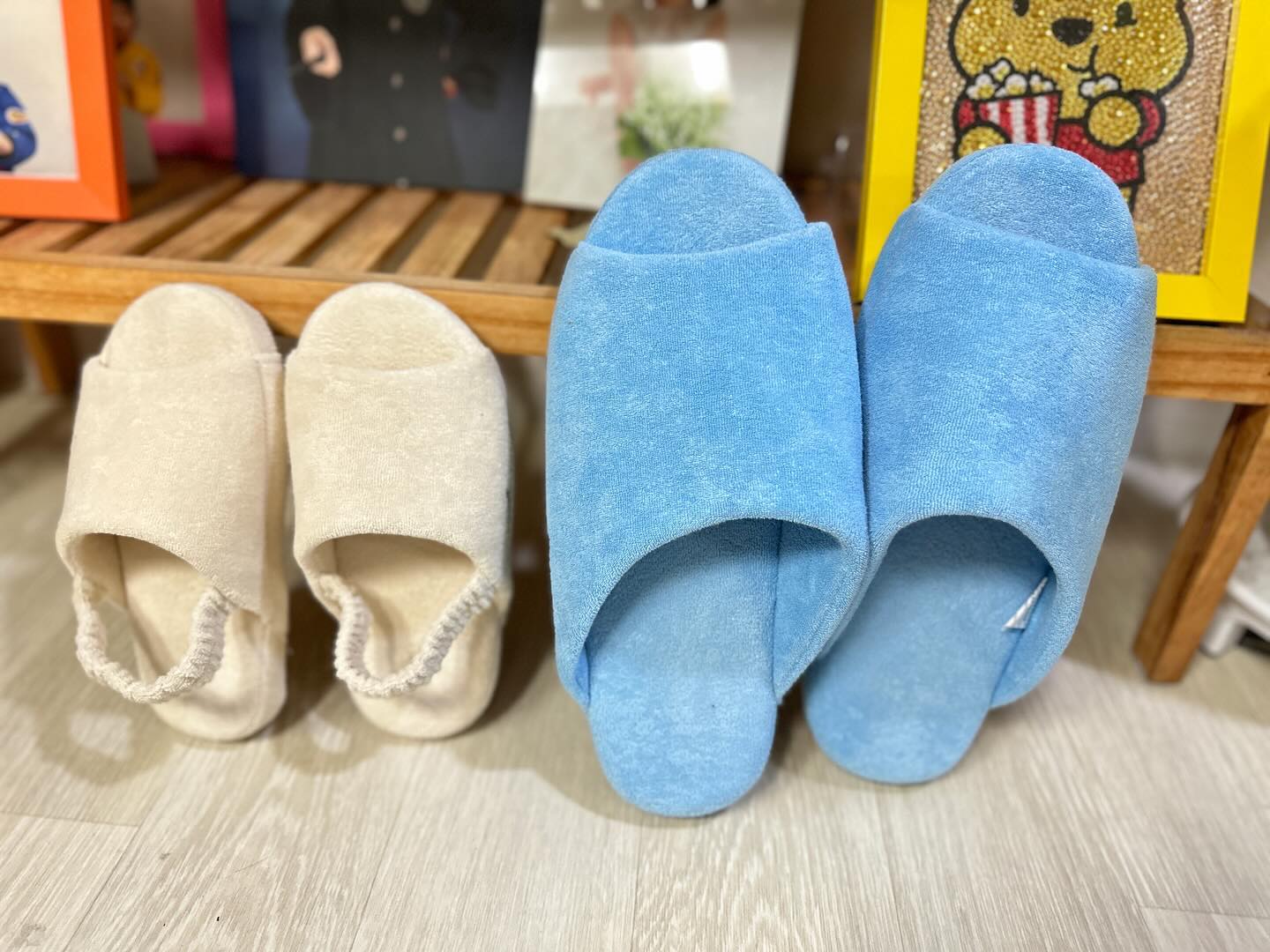 #협찬
아이들이 점점 크다보니 층간소음 걱정이 많이 되더라고요
발망치 소리가 크다보니 좀 살살
걸으라고 매일 잔소리하게
되더라고요. 
그래서 아이들과 저를 위해
제로쿵 슬리퍼를 신어보았어요.
저도 뒷꿈치 들고 다녔는데
제로쿵은 푹신푹신한 제로폼으로 만들어져서 그런지 발걸음 소리 크기도 줄고 진동이 줄더라고요. 

인체공학적 설계를 통해 만들어져 안정적이고 오래 신어도 발이 편안하더라고요 
아이들을 위한 사이즈도 있어 가족들 세트로 구매해서 신기도 좋더라고요. 
컬러도 트렌디해서 인테리어 효과도 나고 선물용으로 좋아요
아이들용은  XS사이즈는 5~7세
S사이즈는 8세~10세 

전 아이보리 S사이즈 블루는 큰사이를 구매
제가 신기도 하고 저보다 발이 큰 큰아이를
위해 선택했어요

아이들도 제로쿵이 편하다보니 아주 잘 신고 다니더리고요
덕분에 잔소리도 줄고 층간소음 걱정이 이제는 없네요 

👉https://housweet.kr/product/detail.html?product_no=41&cate_no=28&display_group=1

#하우스윗  #하우스윗제로쿵  #제로쿵 #제로쿵실내화 #제로쿵슬리퍼 #층간소음 #층간소음방지 #아파트층간소음 #거실실내화 #층간소음실내화 #층간소음슬리퍼 #제로폼실내화 #무음실내화 #유아실내화  #아기실내화 #유아층간소음