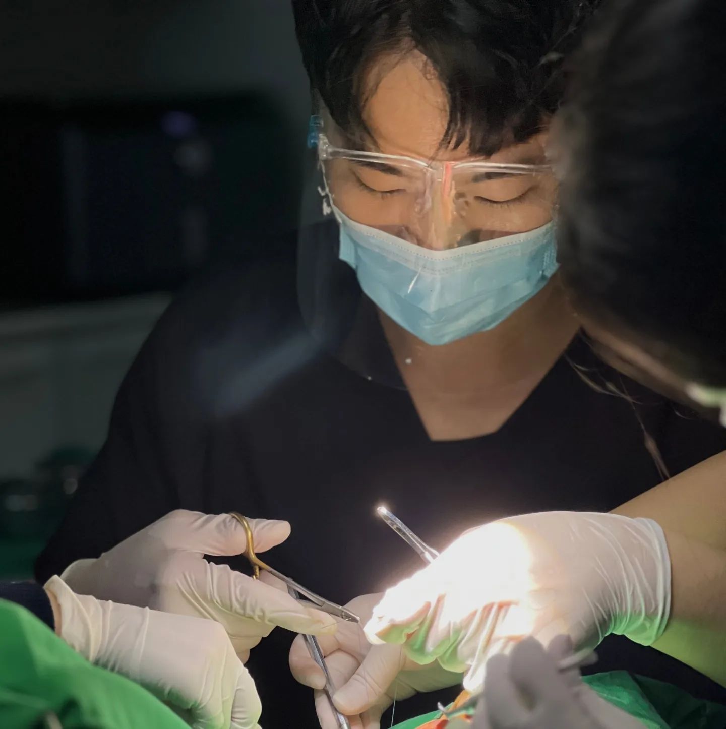 #surgery #dentist
.
.
수술방모드 #수술원장
치과의사로서 이루고싶은 작지만 큰 목표 중 하나가 직원분께서 본인의 가족을 맡겨주시는 거였는데 요즘 그 목표를 하나씩 이루어가는 것 같아 감사함가득🦷
#버킷리스트 #치과