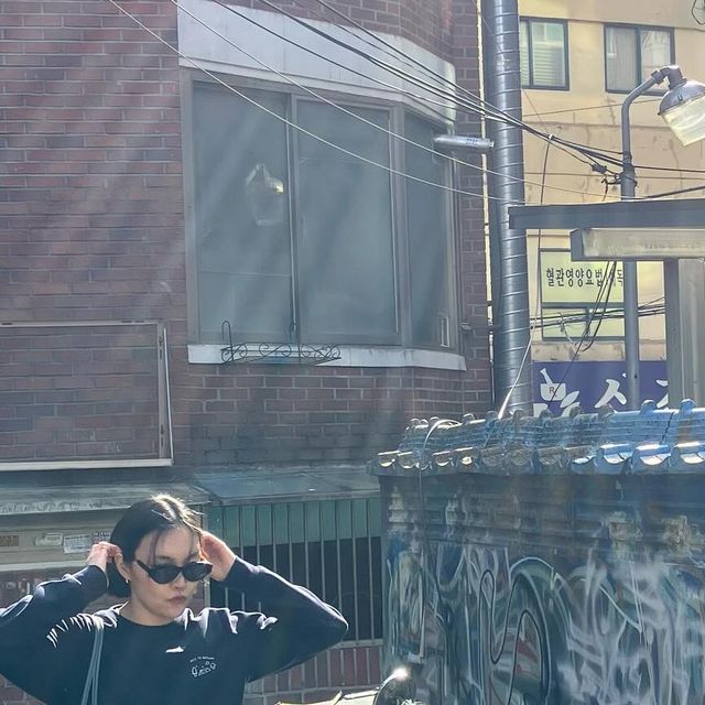 조룩브이ㅣ데일리룩 코디 직장인룩 출근룩 OOTD OUTFITS on Instagram: "#협찬 #옥스타 @okstar 어제 날씨가 정말 좋았죠. 옥스타의 맨투맨 입고 이태원 보광동을 다녀왔습니다. 특양면 소재라고 하셨