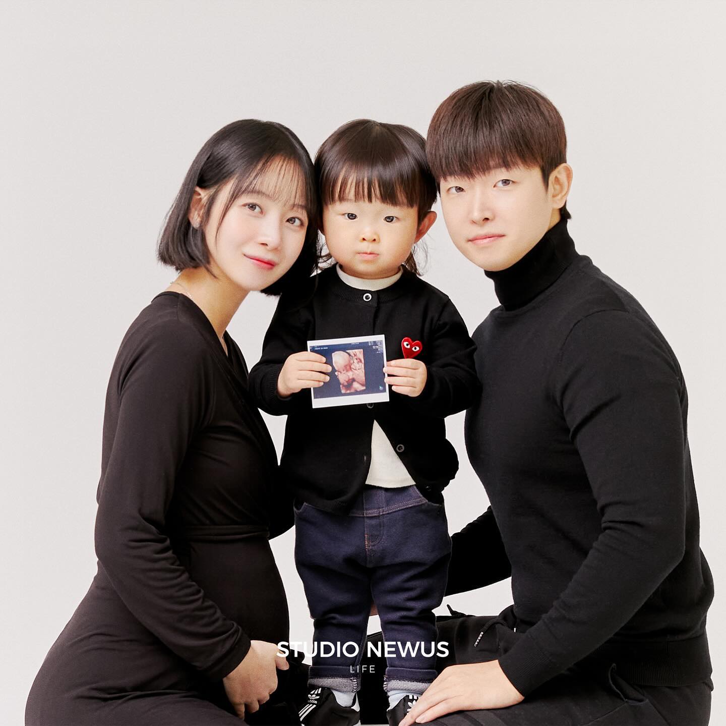 루다와 함께한 둘째 만삭사진👶🏻👶🏻

캐주얼한 가족사진도 너무 좋다🫶🏻
작가님들 덕에 즐거운 분위기로 촬영했던 만삭사진!
인물 중심 스튜디오 사진은 처음이라 떨렸는데
완성본 보니 걱정이 무색하게 예쁘다 >_<

루다야 복덩아 우리가 많이 사랑해 ~ ♥️

📌스튜디오 뉴어스 라이프
서울 서초구 논현로125 6층
studio_newus.life 

#스튜디오촬영 #인물중심스튜디오 #양재스튜디오  #서초스튜디오 #가족사진 #만삭사진 #커플사진 #둘째만삭사진 #스튜디오뉴어스 #스튜디오뉴어스라이프 #가족스냅