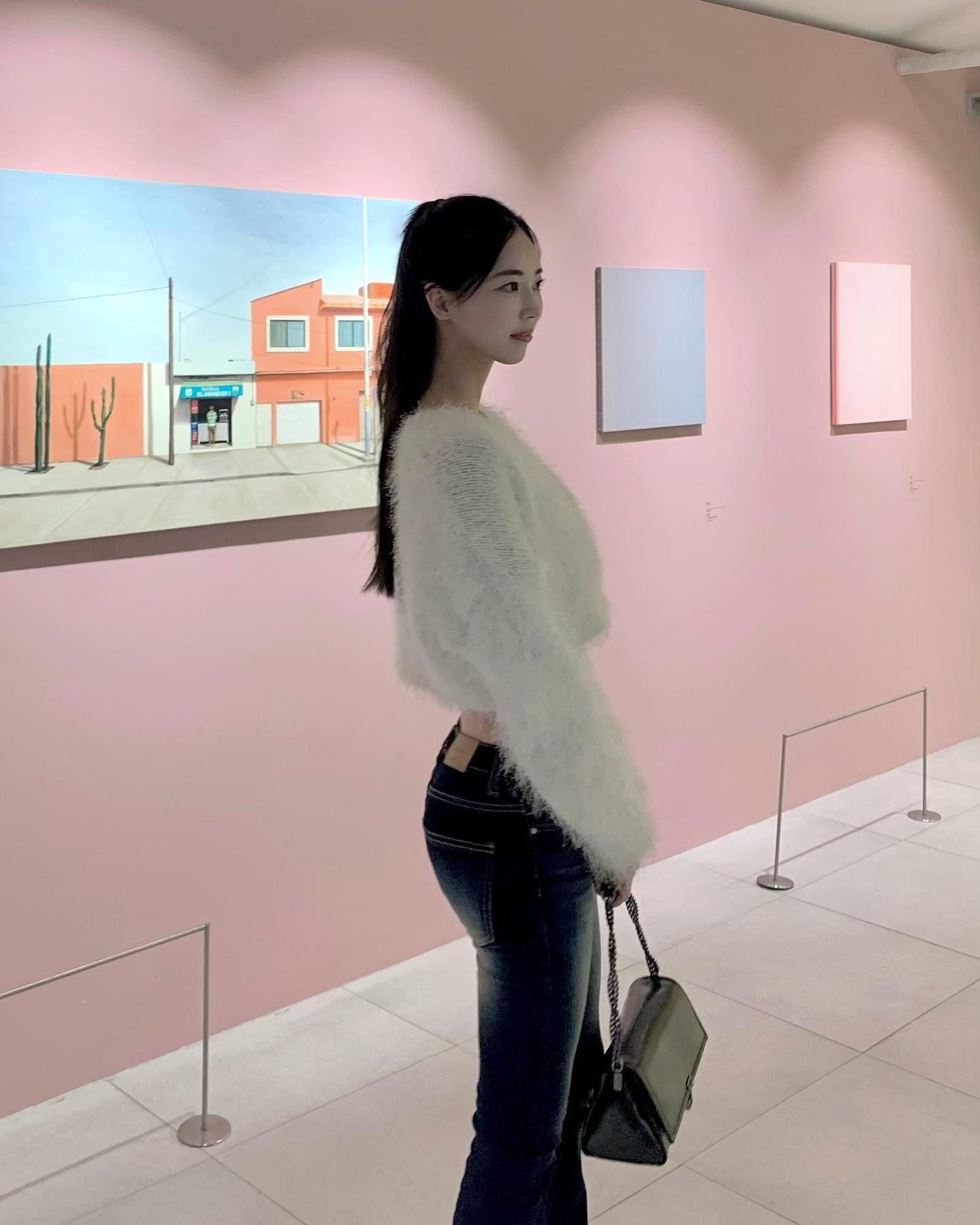 가로수길 올 때마다 꼭 들리는 
정샘물 플롭스 인 아트 전시 🫶🏻 벌써 시즌 7이에요 😌
하지희, 안소현 작가님의 ‘색과 기억’이라는 주제로 
장면을 색으로 풀어낸 다양한 작품을 볼 수 있어요
추운 겨울 마음이 몽글몽글해진다는🤍
가로수길 핫플에 위치해 있으니 꼭 한번 들려보세요😖💓

[Moment, Remain as Color : 순간, 색으로 남겨지다]
장면을 오래 기억하는 방법 중 하나는 그 장면의 아주 특별한 색을 오래 응시하는 것이다. 그때 비로소 우리의 일상과 비일상의 경계가 허물어지고 선명했던 낯섦은 점차 희미해진다. 삶의 의미는 그렇게, 우리가 장면을 기억하는 방식으로부터 비로소 다시 시작될 수 있다.

■ 전시 일정 :2023년 11월 1일 ~2024년 1월 31일
■ 전시 장소 : 가로수길 정샘물 플롭스 (서울 강남구 신사동 534-5) 
■ 플롭스 영업시간 : 오전 11시 – 오후 9시

#광고 #플롭스인아트 #가로수길전시 #가로수길핫플 #전시회추천 #정샘물뷰티